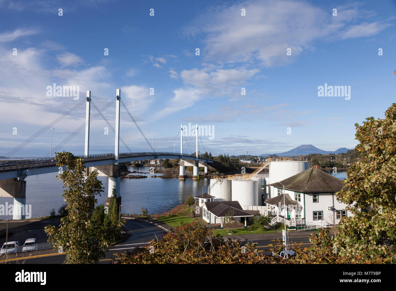 Sitka, Alaska : Le moderne John O'Connell Bridge relie Japonski Island dans la ville de Sitka. L'île est le foyer de l'aéroport de Sitka Rocky Gutierrez, TW Banque D'Images