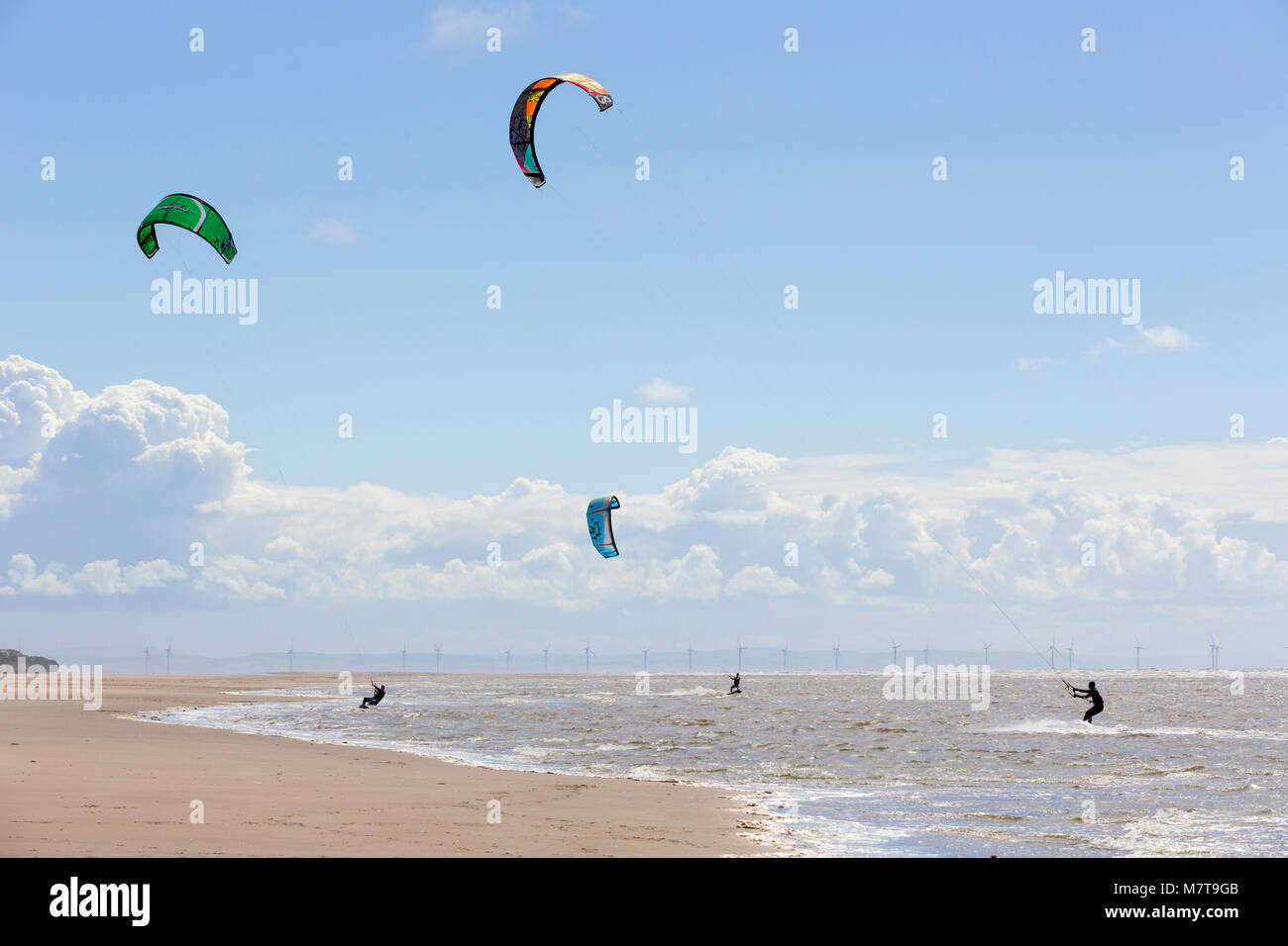 Le kitesurf sur la côte près de Southport, Royaume-Uni Banque D'Images