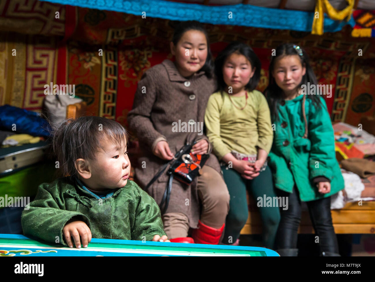 Hatgal, la Mongolie, le 3 mars 2018 : les enfants en Mongolie dans leur maison ger Banque D'Images
