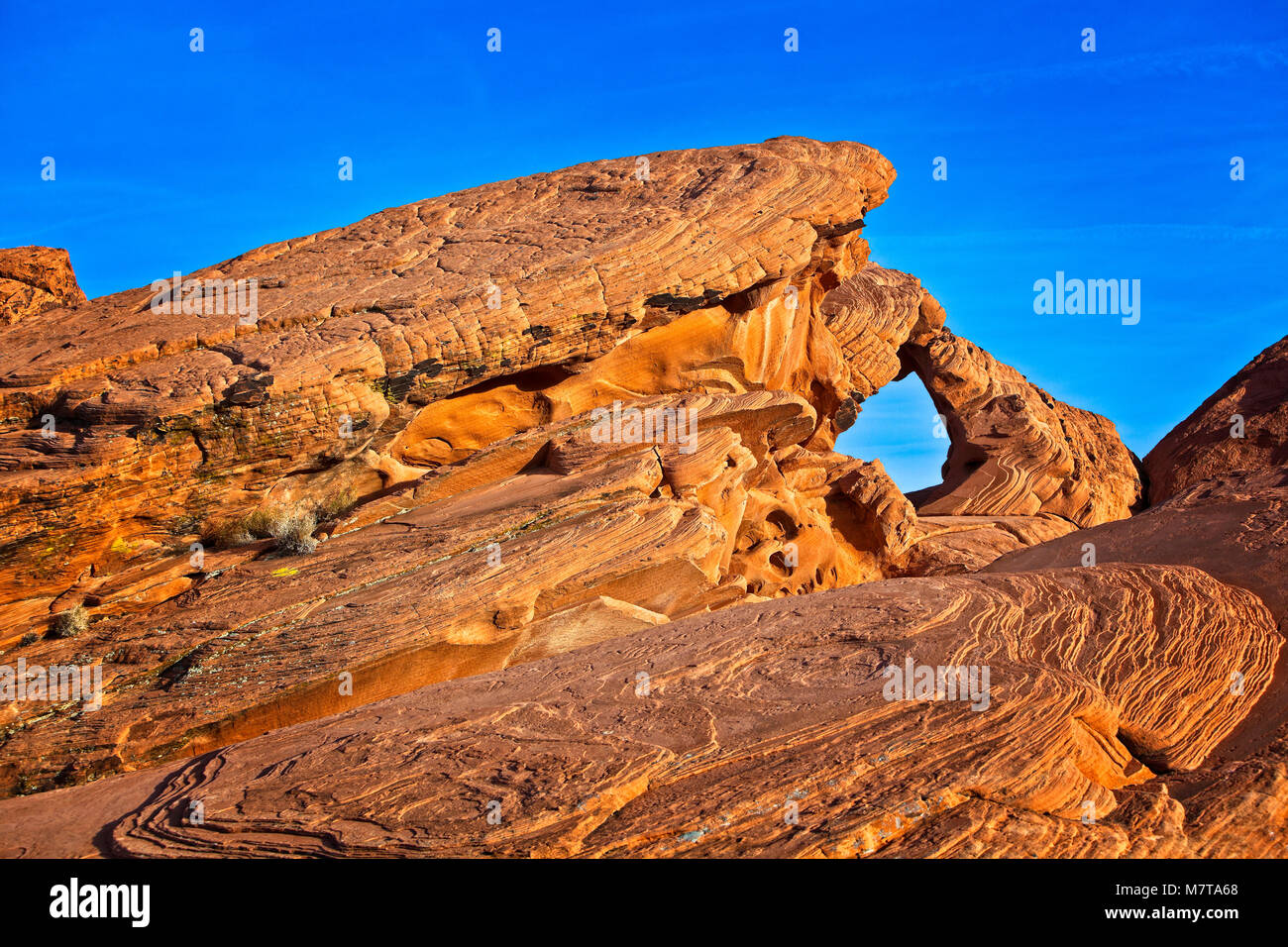 Voûte en pierre naturelle dans le parc national de la vallée de Feu, Nevada Banque D'Images