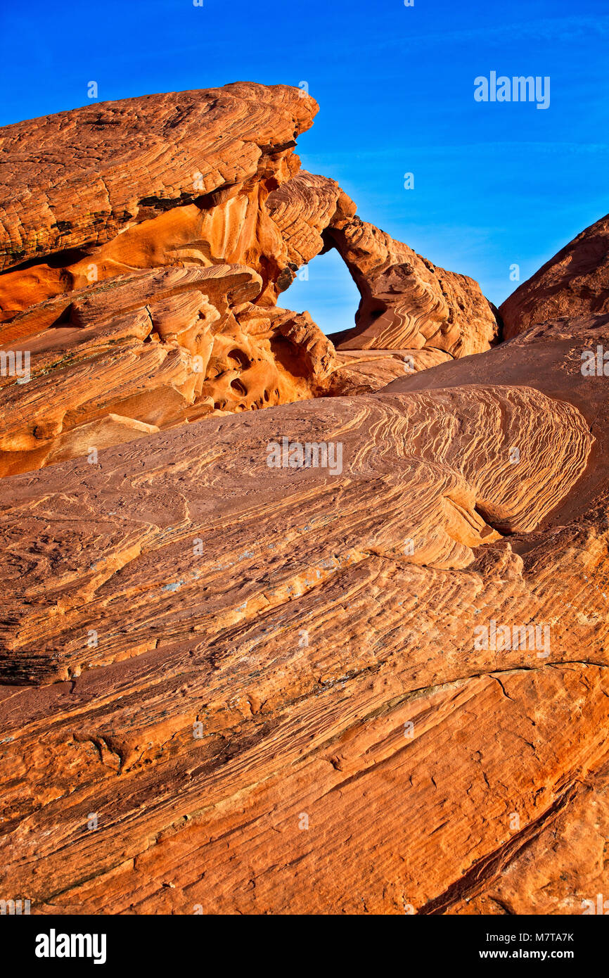 Voûte en pierre naturelle dans le parc national de la vallée de Feu, Nevada Banque D'Images