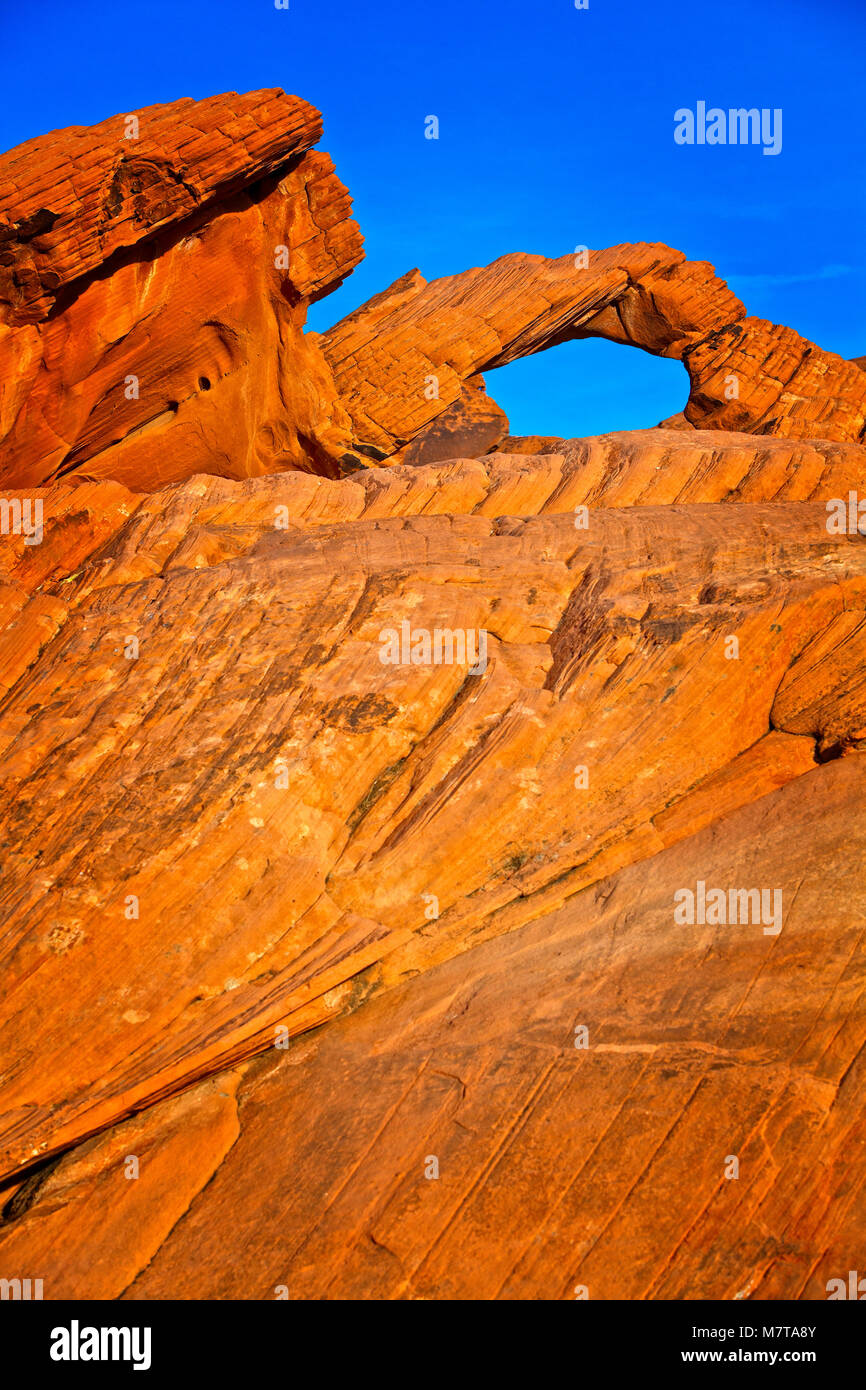 Voûte en pierre naturelle dans le parc national de la vallée de Feu, Nevada Banque D'Images