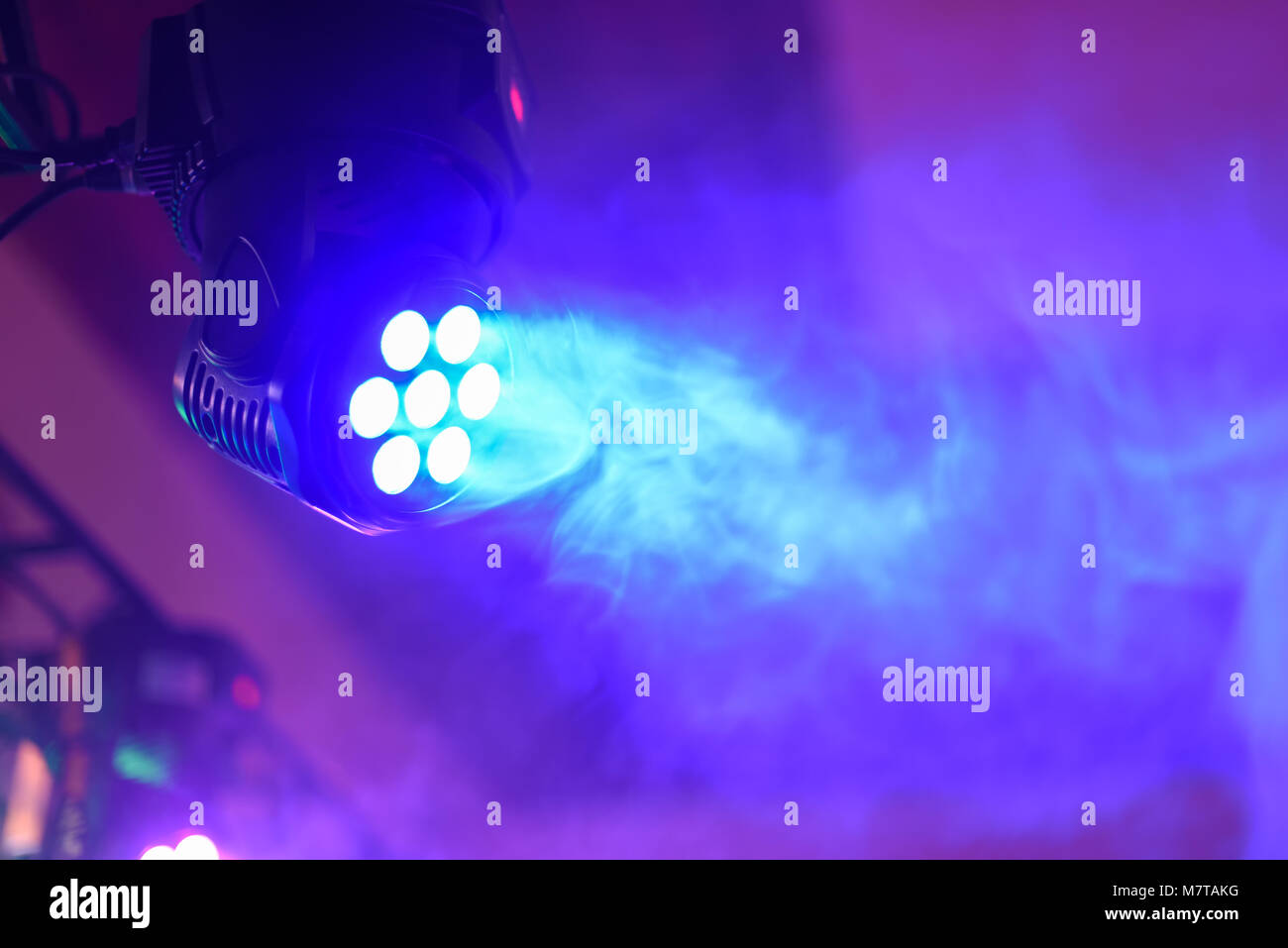 Le projecteur à LED couleur brille à travers la dispersion de la fumée, de l'équipement de divertissement, musique légère, copyspace Banque D'Images