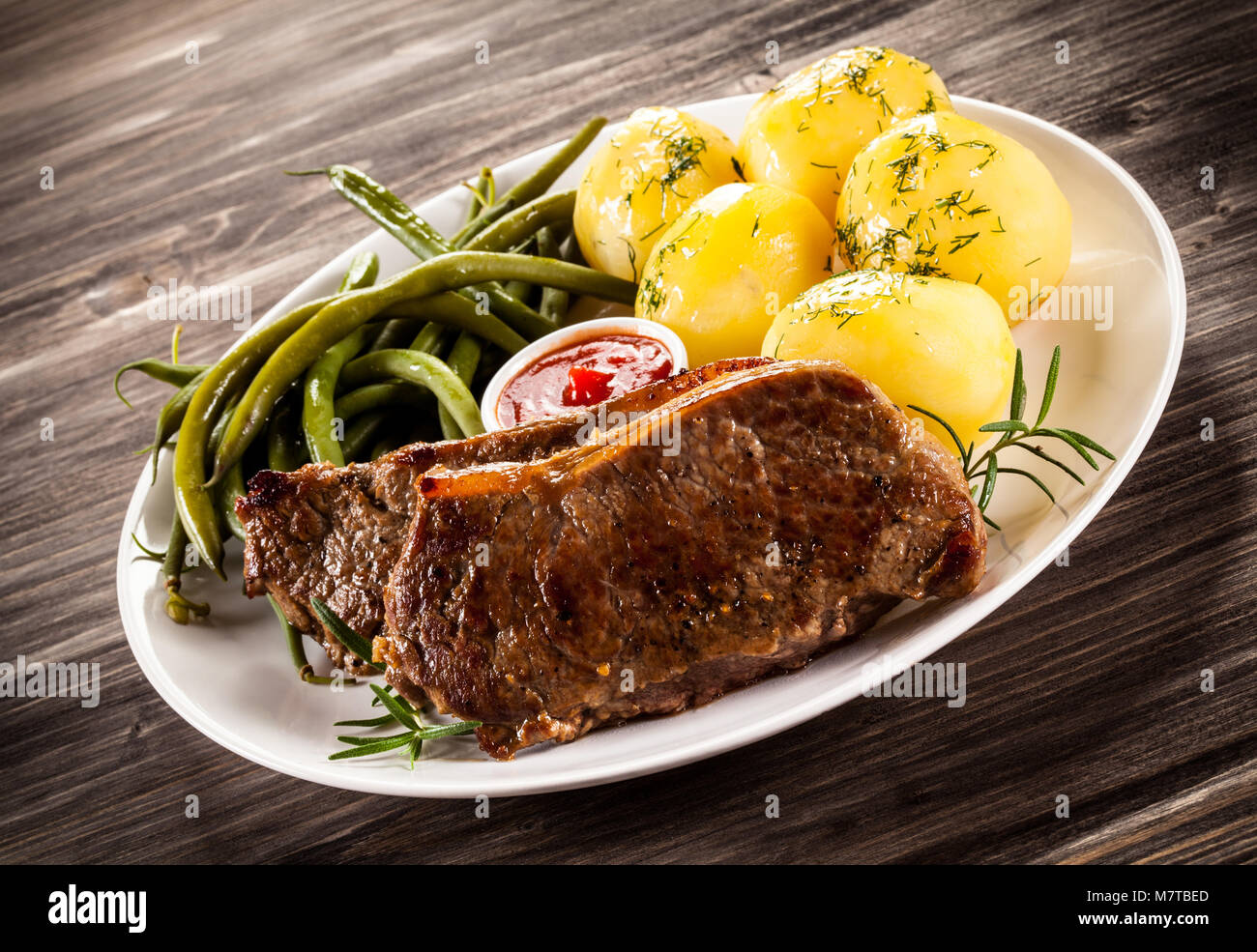 Beefsteak, des pommes de terre et légumes Banque D'Images