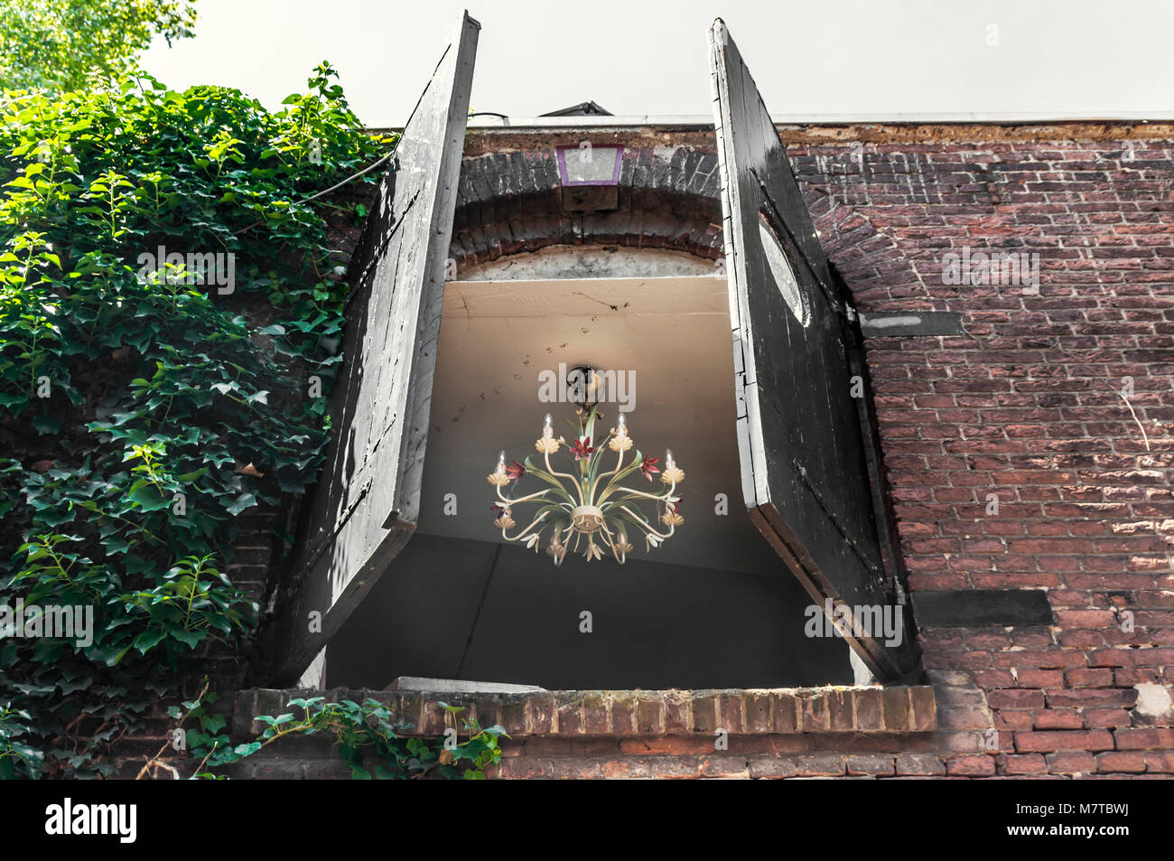 Deux volets en bois pliant avec un chandelier fixé au plafond Banque D'Images