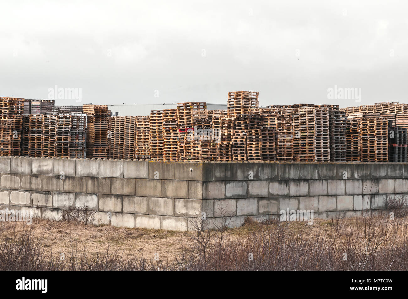 De nombreux meubles en bois empilées les unes sur les autres sur un site Banque D'Images