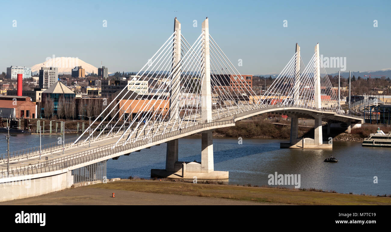 Il s'agit d'une journée claire à Portland dans l'Oregon à Tilikum Crossing comme personnes de traverser le fleuve avec Mont Saint Helens dans l'arrière-plan Banque D'Images