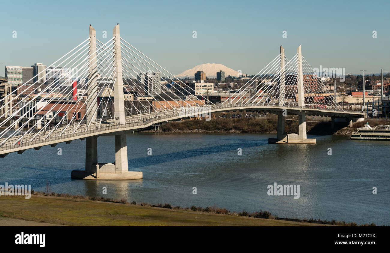 Il s'agit d'une journée claire à Portland dans l'Oregon à Tilikum Crossing comme personnes de traverser le fleuve avec Mont Saint Helens dans l'arrière-plan Banque D'Images