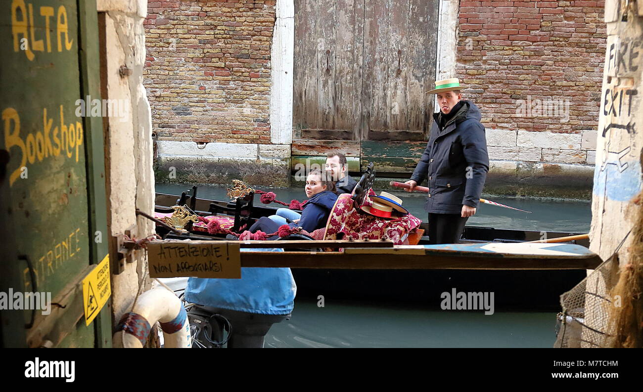 Venise, Italie - le 22 janvier 2018. Gondola avec les touristes de passage par la Libreria Acqua Alta, plus célèbre librairie utilisée à Venise. Banque D'Images