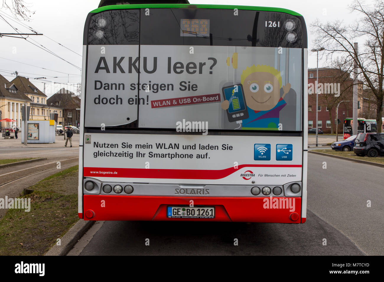 Nahverkehrsbus, Bochum-Gelsenkirchener Straßenbahnen der BOGESTRA AG, vor dem Hauptbahnhof von Herne, Wanne-Eikel Werbung für und Steckdosen USB-WLAN Banque D'Images