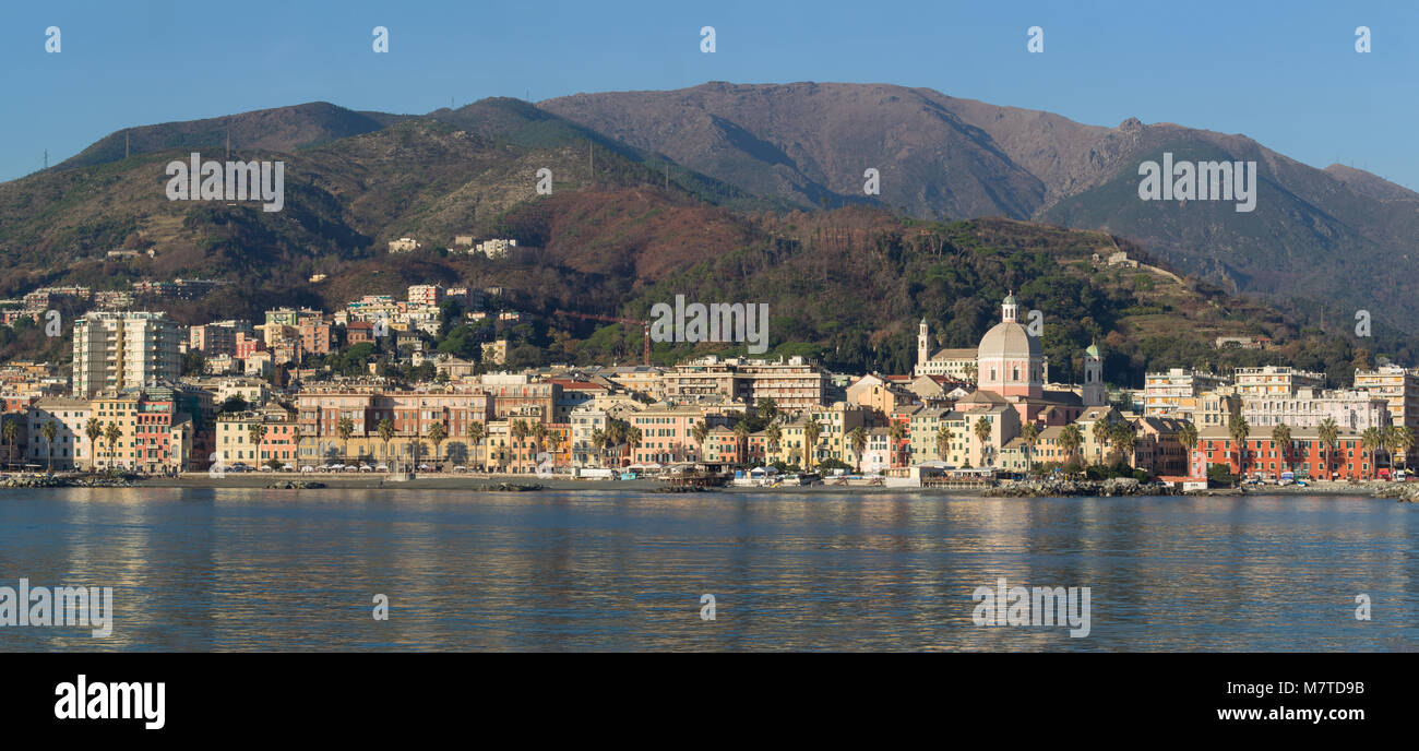 Pegli village typique de Gênes Ligurie vue de la mer, des maisons étroites, de palmiers, et grande église se reflétant dans la mer Méditerranée. Mountain vues Banque D'Images