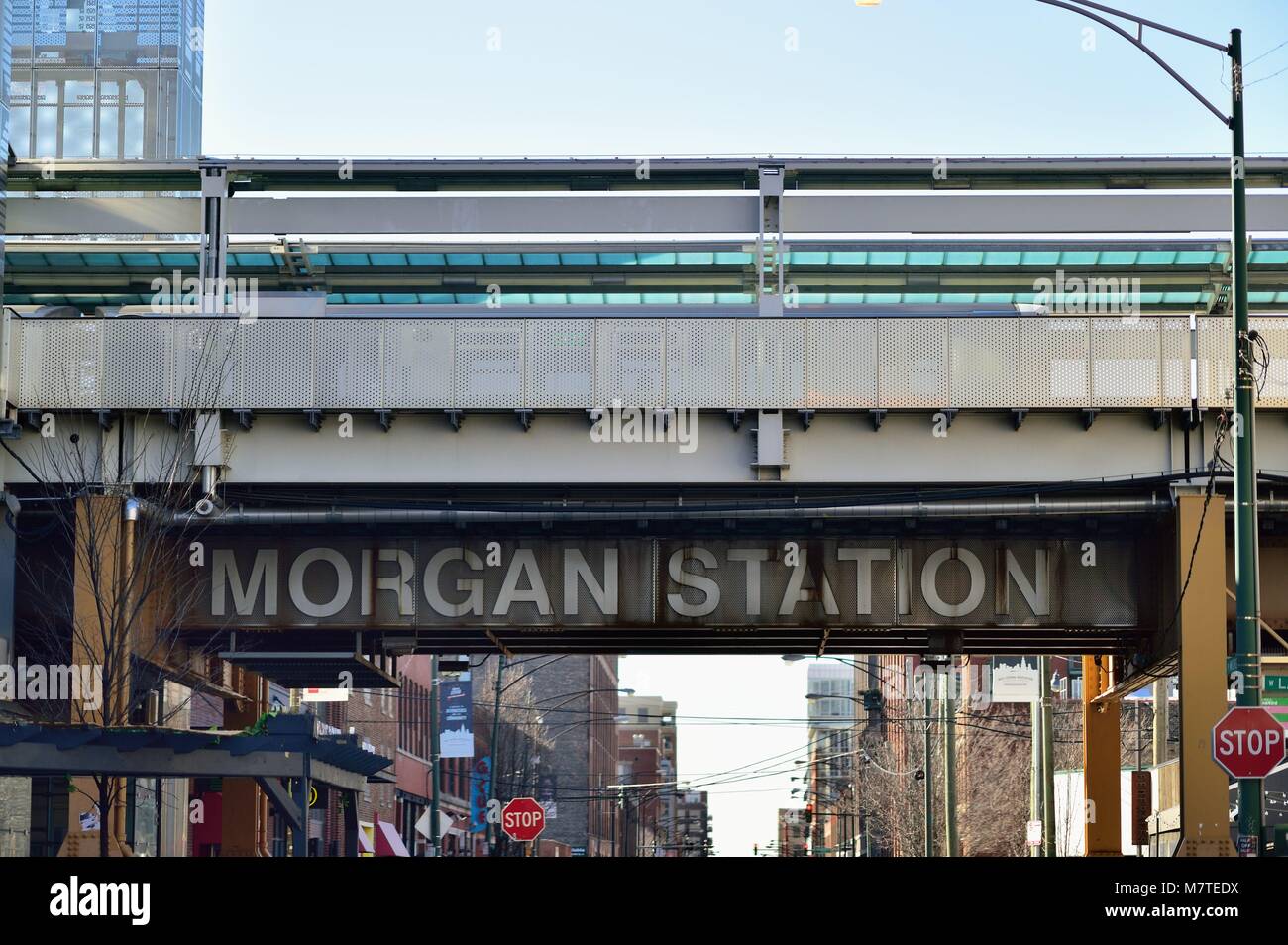 Chicago, Illinois, USA. Un nom d'arrêt de transport en commun rapide peint sur une poutre soutenant le LTC élevée ou que le service des trains de l'Chicago célèbre boucle. Banque D'Images