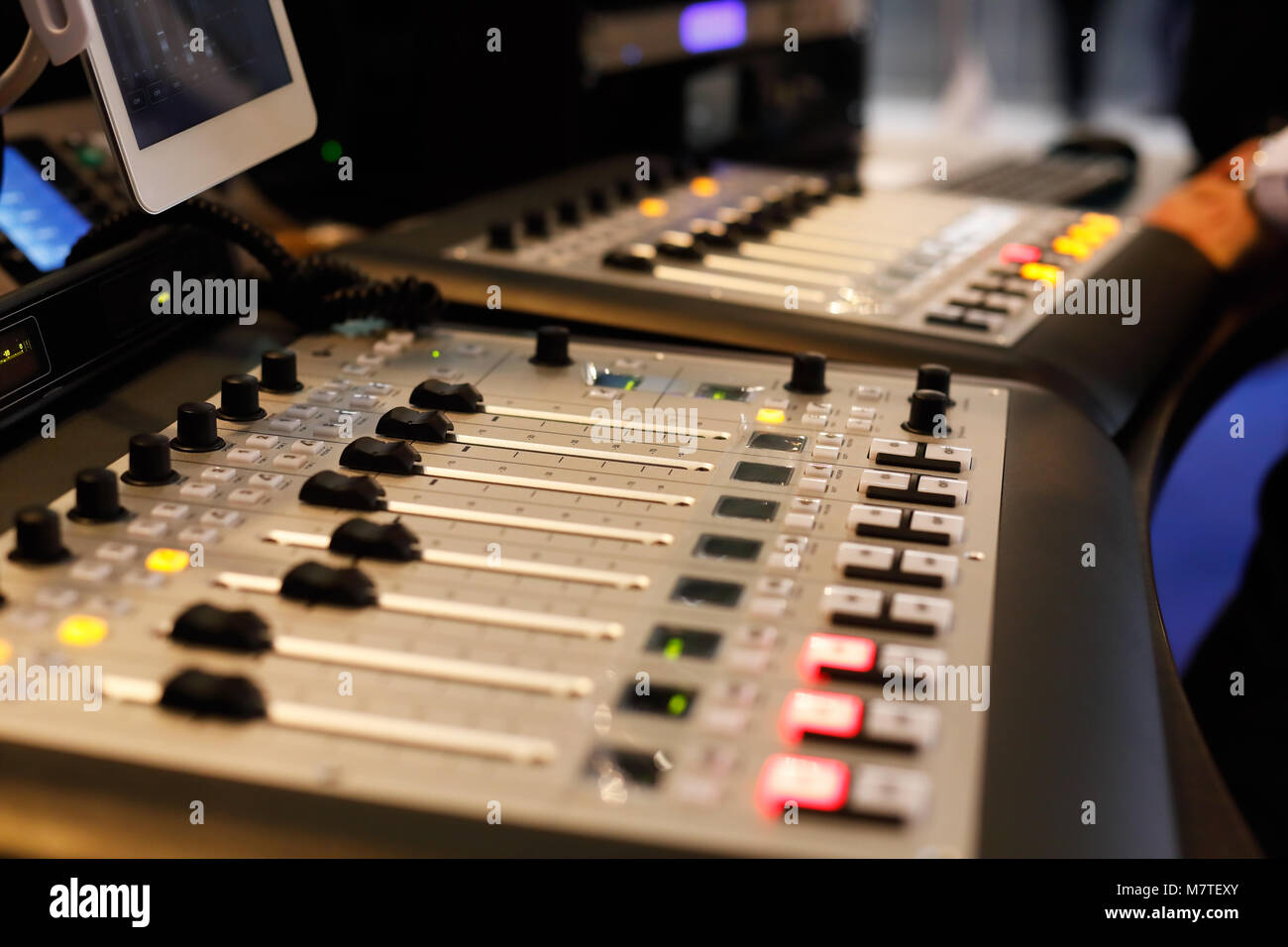 Studio avec équipement de mélange audio moderne. Focus sélectif. Banque D'Images