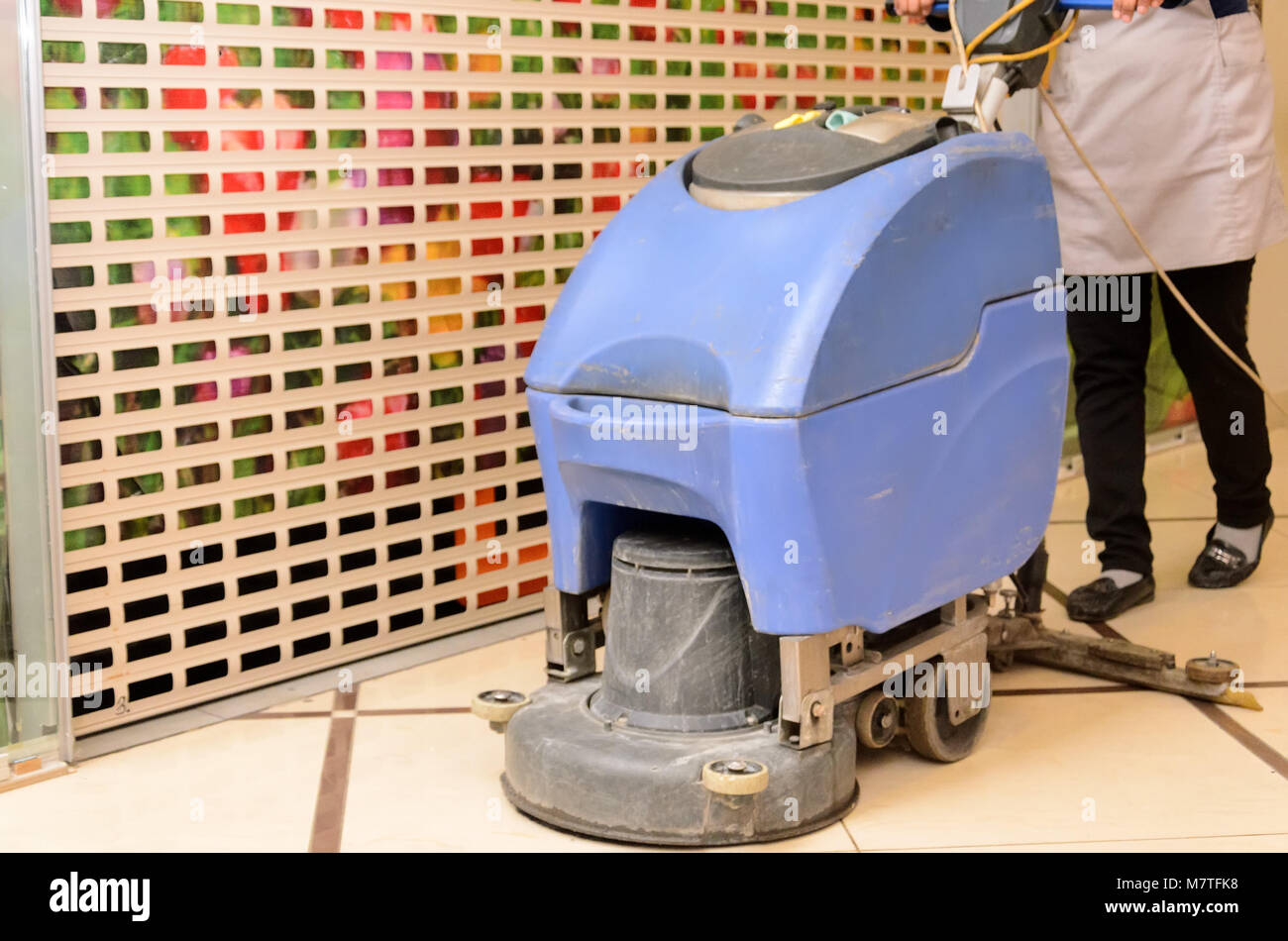 Des services de nettoyage et d'entretien de plancher avec lave-linge Banque D'Images