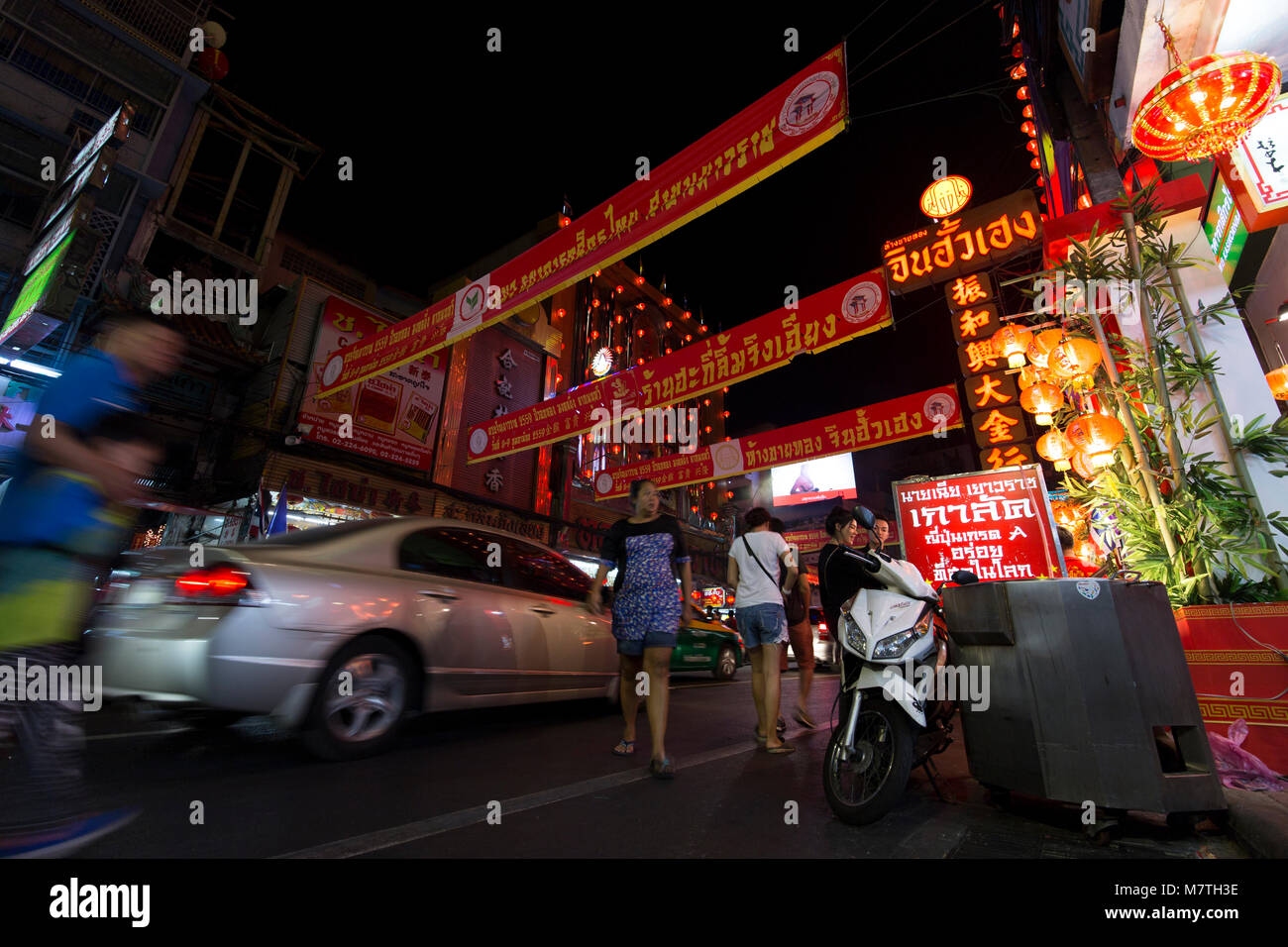 Bangkok - Feb 2016 : Nuit à Yaowarat Chinatown de Thaïlande une voitures et personnes sur Yaowarat road la rue principale de China Town, dans Shopping à Ba Banque D'Images