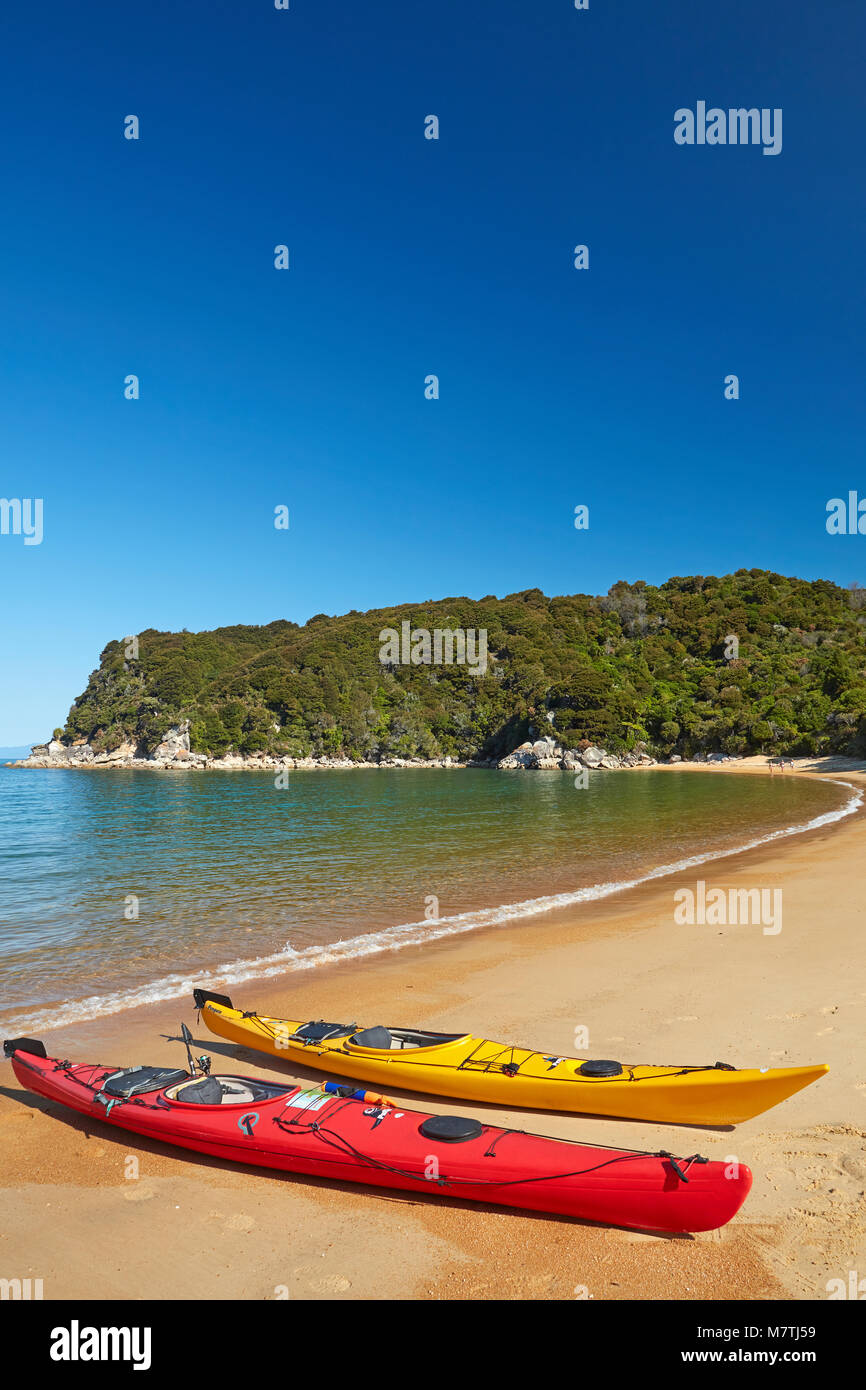 Kayaks, Te Pukatea Bay, parc national Abel Tasman, région de Nelson, île du Sud, Nouvelle-Zélande Banque D'Images