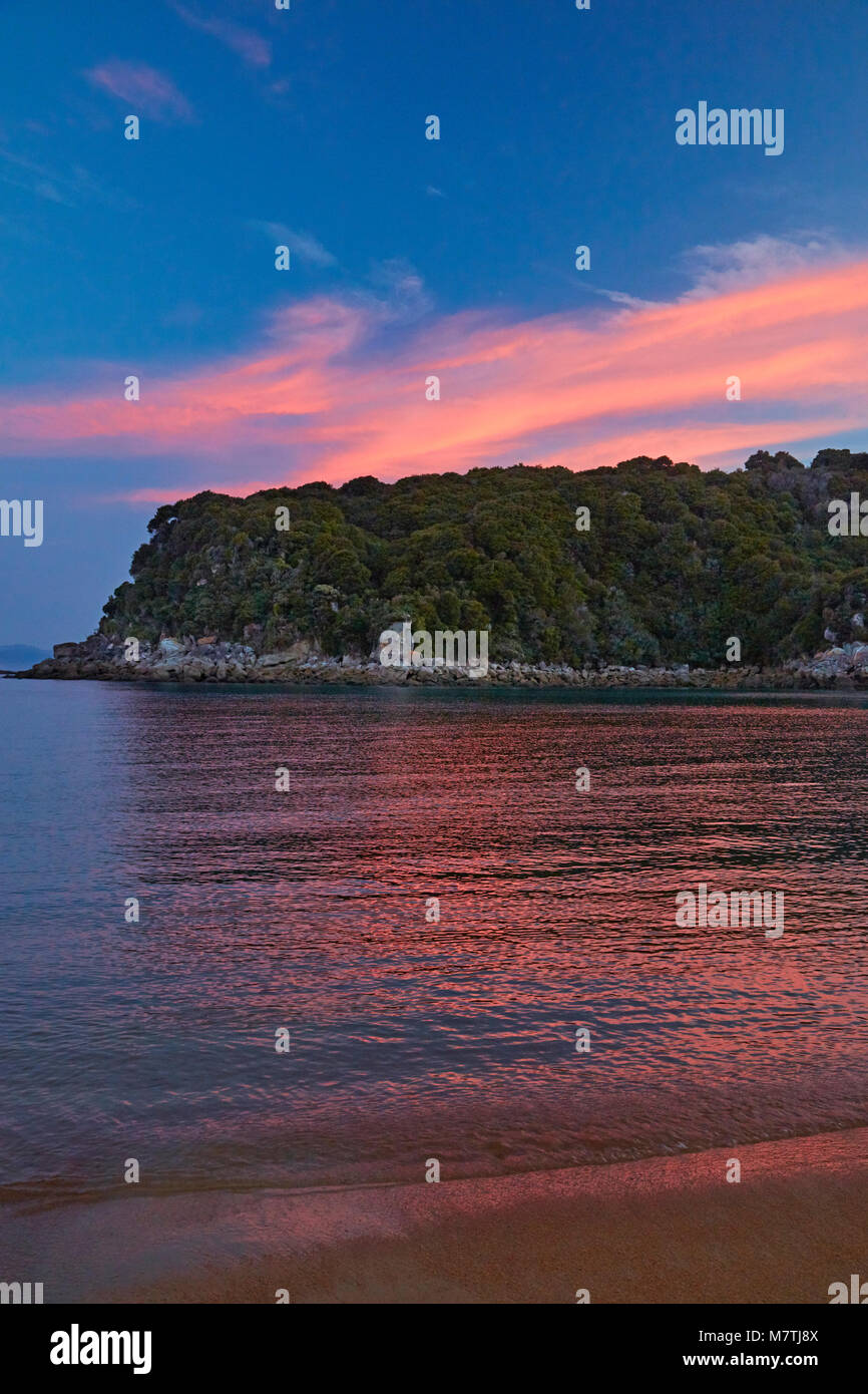 Coucher du soleil, Te Pukatea Bay, parc national Abel Tasman, région de Nelson, île du Sud, Nouvelle-Zélande Banque D'Images