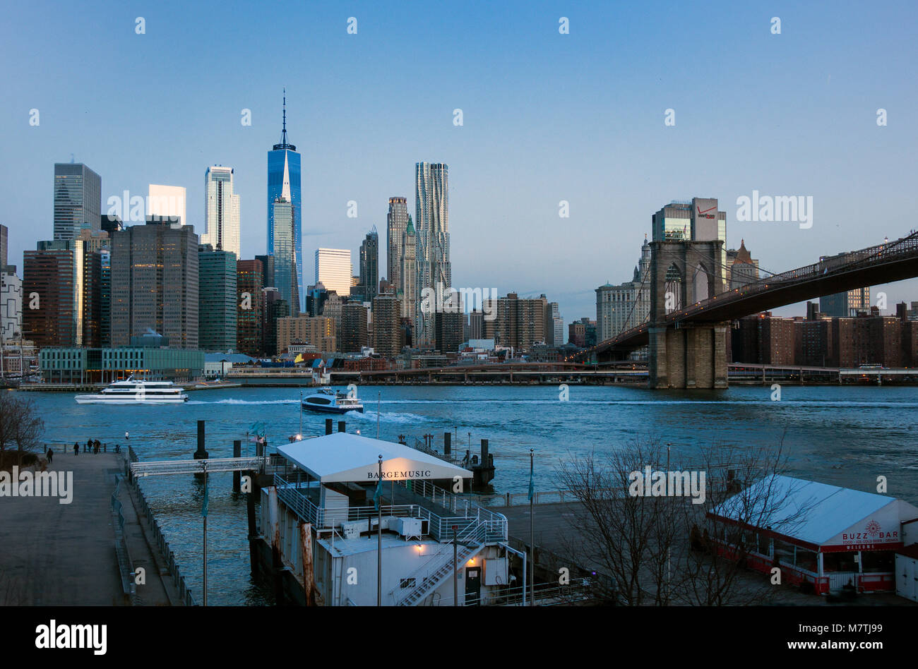 Le Lower Manhattan skyline, pont de Brooklyn, et l'East River ferry station vue depuis Dumbo, Brooklyn Banque D'Images