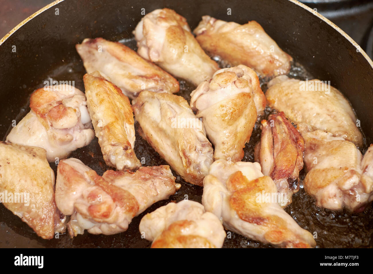 Ailes de poulet frit dans une poêle avec l'huile chaude, une cuisine maison  Photo Stock - Alamy