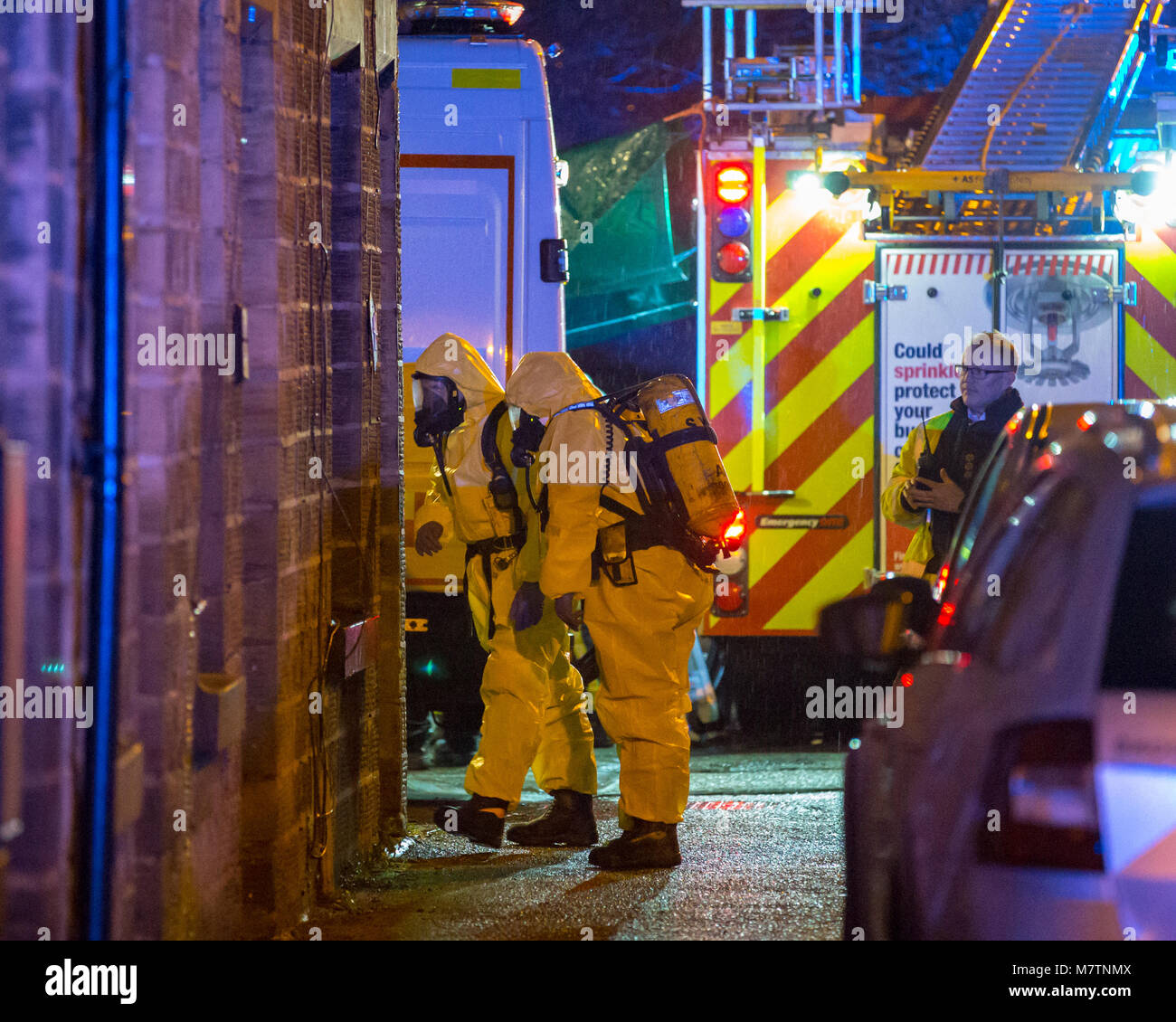 Barnsley, dans le Yorkshire, UK. 12 mars, 2018. Les sections locales signaler un corps trouvé en début de soirée sur Princess Street Barnsley, les sections locales ont reçu l'ordre de rester à l'intérieur et garder leurs fenêtres fermées en tant que spécialiste des risques chimiques (matières dangereuses et déchets) enquêter sur la scène de l'équipe de l'équipe Hazmat ; aller dans le Crédit : Nouvelles Images/Alamy Live News Banque D'Images