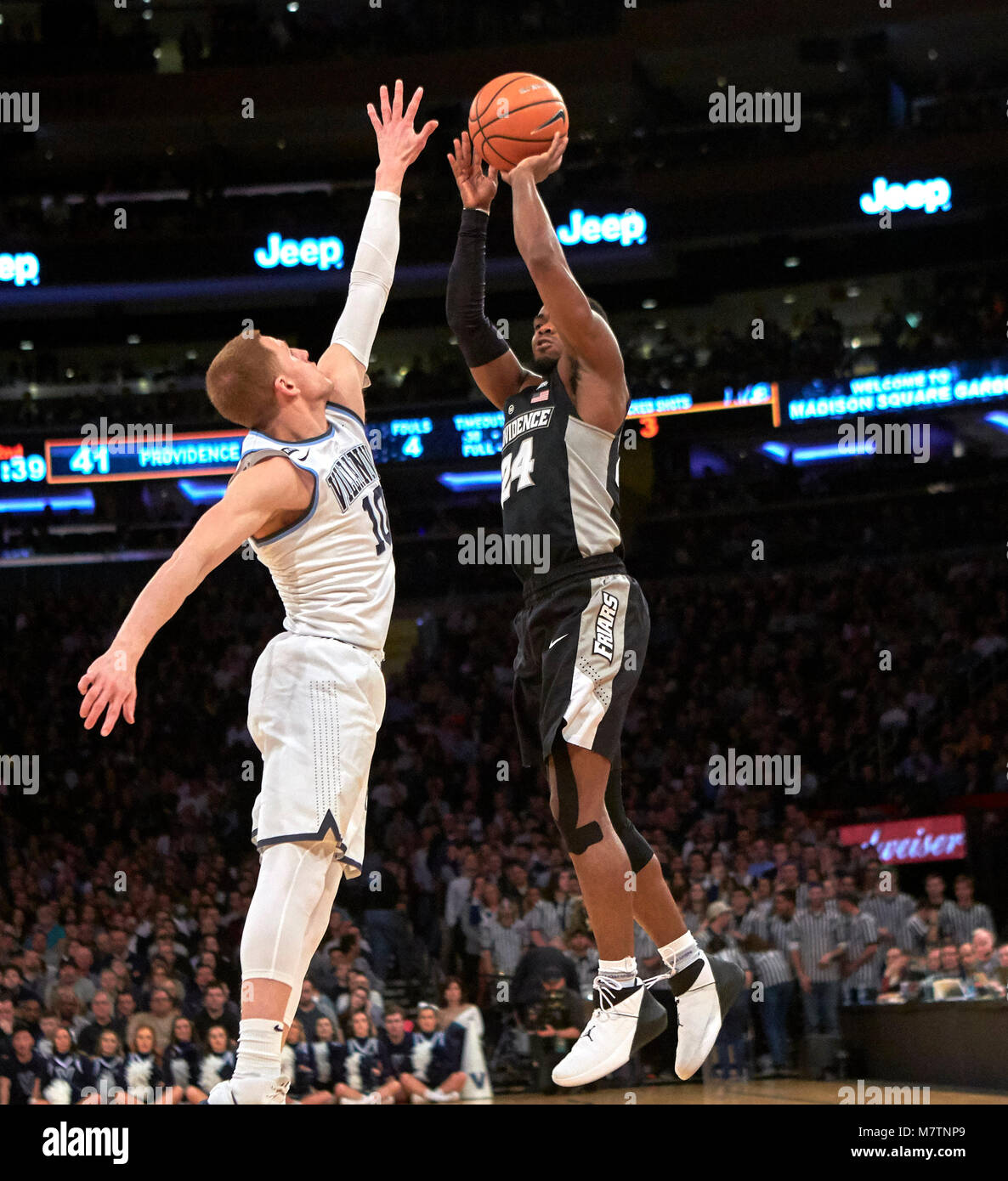 10 mars 2018 - New York, New York, États-Unis - Providence Friars guard Kyron Cartwright (24) shoots contre Villanova Wildcats guard (10 créations blancie Donte) dans la seconde moitié lors de la grande conférence de l'Est Championnat match de tournoi au Madison Square Garden de New York. Villanova défait Providence 76-66 en prolongation. Duncan Williams/CSM Banque D'Images