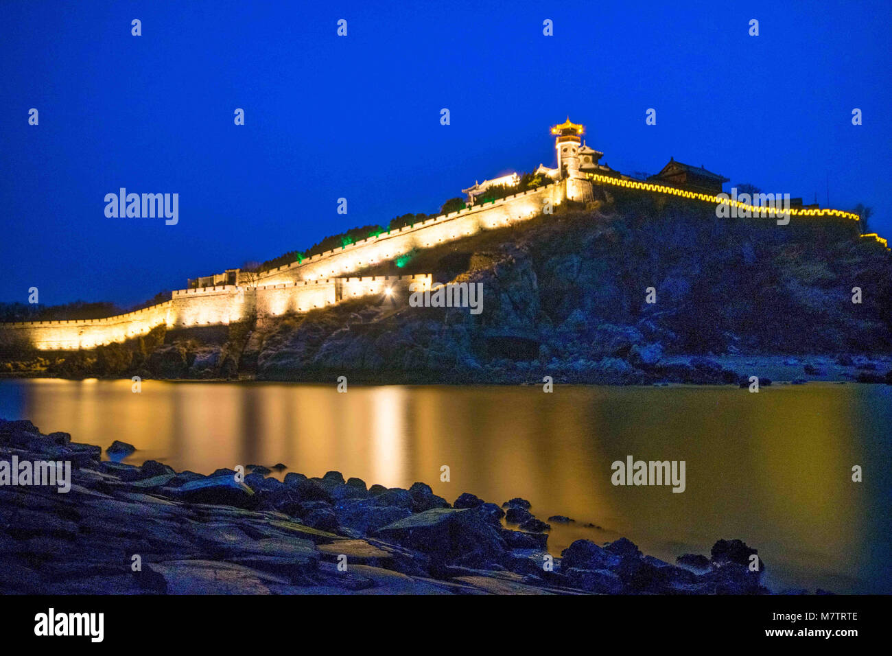 13 mars 2018 - Shanghai, Shanghai, Chine - SHANGHAI, CHINE 13ème Mars 2018 : Paysage de nuit de pavillon Penglai Scenic Area à Yantai, province du Shandong en Chine de l'est.Le Pavillon Penglai a été considéré comme une 'fée' depuis les temps anciens. C'est un complexe qui comprend le Palais Sanqing, Lvzu Palace, palais Tianhou, Longwang (Roi Dragon) Palace et Mituo Si (Temple Amitabha). De nombreuses œuvres calligraphiques par de célèbres écrivains, couplets accrochées sur les colonnes du hall, et inscriptions en pierre peut être vu partout, comme il était une fois le lieu de rassemblement pour de nombreux chercheurs de renom et des poètes. (Crédit Image : Banque D'Images