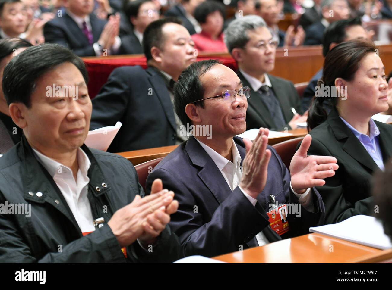 (180313) -- BEIJING, 13 mars 2018 (Xinhua) -- Yang Fengji (C, à l'avant), un membre du 13e Comité National de la Conférence consultative politique du peuple chinois (CCPPC), assiste à la troisième séance plénière de la première session du 13e Comité National de la Conférence consultative politique du peuple chinois (CCPPC) à Beijing, capitale de la Chine, 10 mars 2018. Li Yang Fengji de groupe ethnique, est un village secrétaire du parti, dans le sud de la Chine, la province de Hainan. Yang a été dédié à l'œuvre de la lutte contre la pauvreté pendant près de 20 ans. Depuis 1998, Yang a fait des efforts pour Banque D'Images