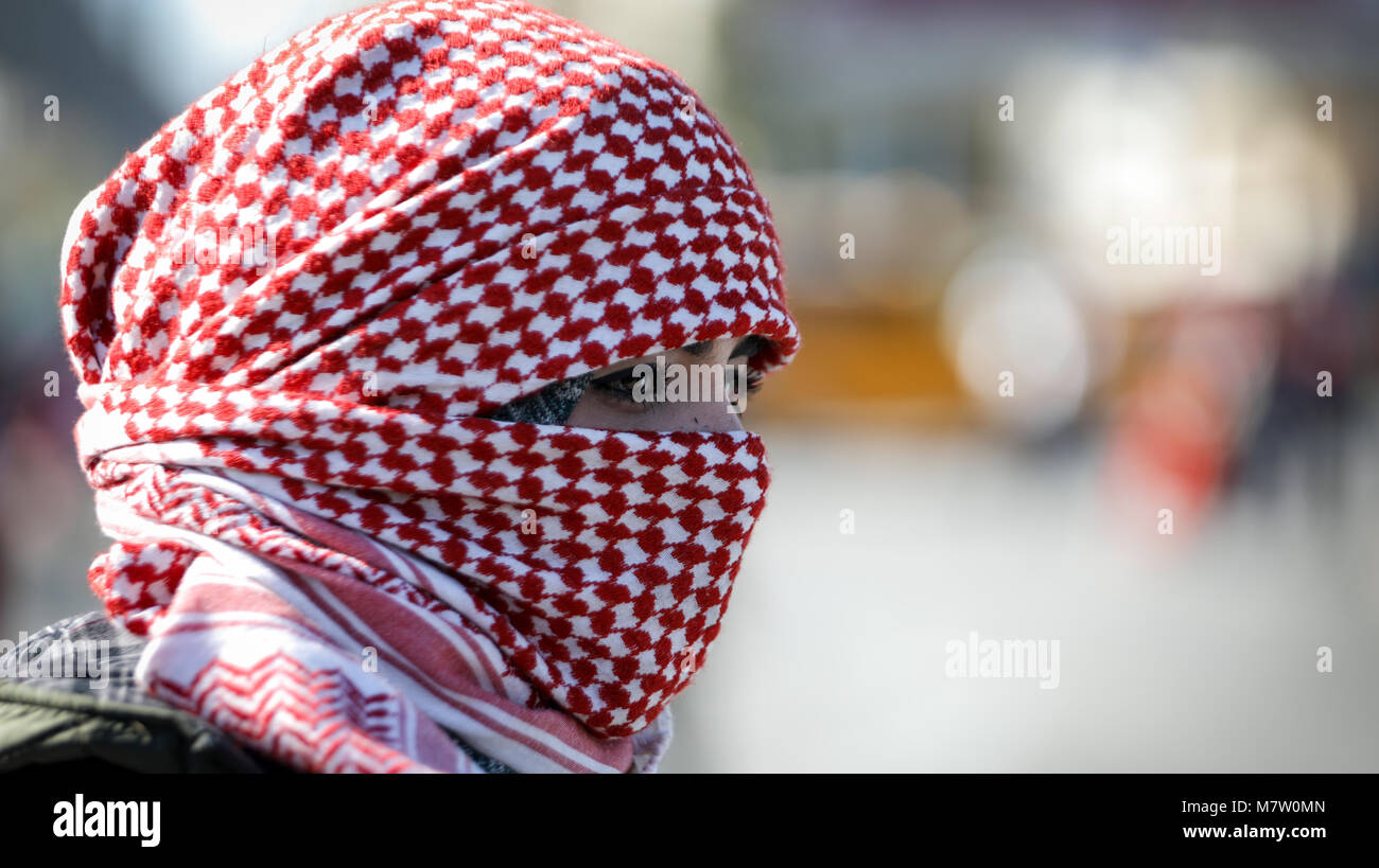 12 mars 2018 - Des étudiants de l'Université de Birzeit en conflit avec des soldats israéliens près de la colonie de Beit El, près de la ville de Ramallah, en Cisjordanie. Les affrontements ont éclaté après que les étudiants ont organisé une protestation contre un raid plus tôt de l'université par des forces israéliennes d'arrêter présidente du conseil étudiant Omar al-Kiswani. Alors que les manifestants ont brûlé des pneus et lancé des pierres et des cocktails Molotov, des soldats israéliens ont lancé des gaz lacrymogènes et des balles en caoutchouc sur eux. Un certain nombre d'étudiants palestiniens des coups de blessures subies et beaucoup d'autres ont été affectées par l'inhalation de gaz lacrymogènes lors des affrontements (Crédit Banque D'Images