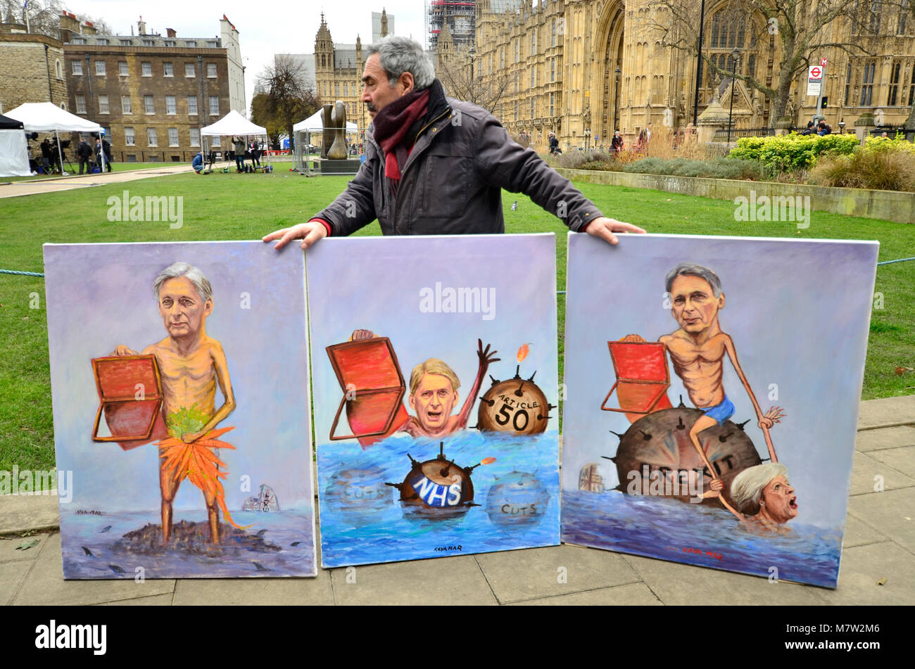 Westminster, Londres, 13 mars. Artiste satyrique Kaya Mar en dehors du Parlement avec trois de ses images de Philip Hammond, chancelier de l'Échiquier, comme il fait sa déclaration de printemps à l'intérieur de la Chambre des communes : PjrNews Crédit/Alamy Live News Banque D'Images