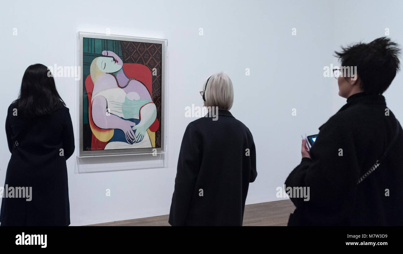 Londres, Royaume-Uni. 13 mars 2018. Les membres du public Voir 'le rêve (Le Reve)', 1932, par Pablo Picasso, à l'affiche au 'Picasso 1932 - L'amour, la gloire, la tragédie, la Tate Modern de la toute première exposition solo de l'œuvre de Pablo Picasso. Plus de 100 peintures, sculptures et oeuvres sur papier portant sur l'année 1932, une période charnière de la vie de Picasso, sont sur l'affichage 8 mars au 9 septembre 2018, dans l'un des spectacles les plus populaires de l'année à la Tate Modern. Crédit : Stephen Chung / Alamy Live News Banque D'Images