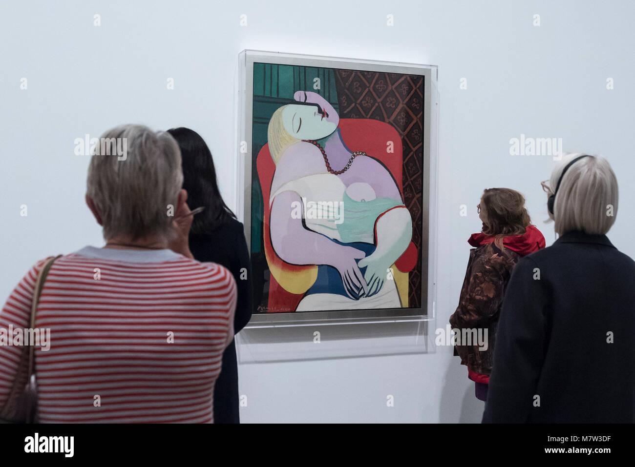 Londres, Royaume-Uni. 13 mars 2018. Les membres du public Voir 'le rêve (Le Reve)', 1932, par Pablo Picasso, à l'affiche au 'Picasso 1932 - L'amour, la gloire, la tragédie, la Tate Modern de la toute première exposition solo de l'œuvre de Pablo Picasso. Plus de 100 peintures, sculptures et oeuvres sur papier portant sur l'année 1932, une période charnière de la vie de Picasso, sont sur l'affichage 8 mars au 9 septembre 2018, dans l'un des spectacles les plus populaires de l'année à la Tate Modern. Crédit : Stephen Chung / Alamy Live News Banque D'Images