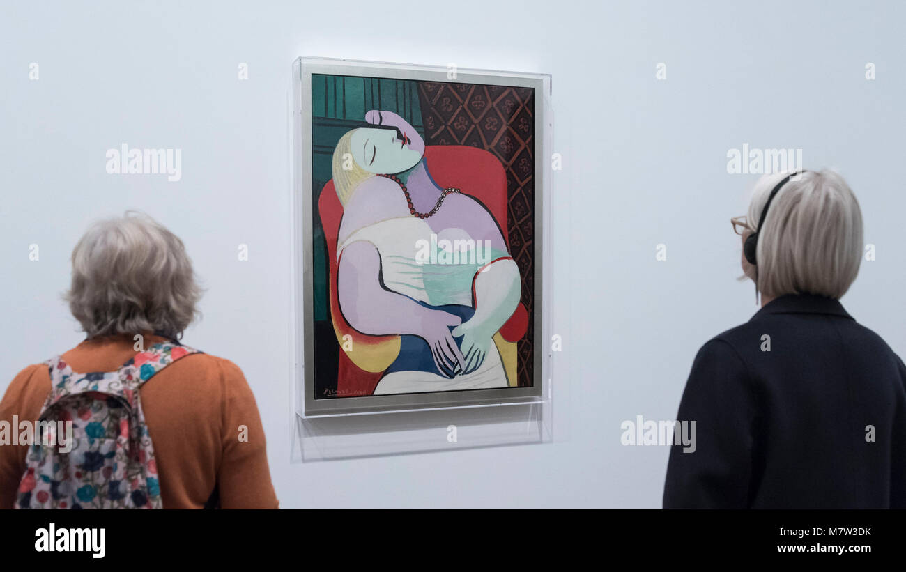 Londres, Royaume-Uni. 13 mars 2018. Les membres du public Voir 'le rêve (Le Reve)', 1932, par Pablo Picasso, à l'affiche au 'Picasso 1932 - L'amour, la gloire, la tragédie, la Tate Modern de la toute première exposition solo de l'œuvre de Pablo Picasso. Plus de 100 peintures, sculptures et oeuvres sur papier portant sur l'année 1932, une période charnière de la vie de Picasso, sont sur l'affichage 8 mars au 9 septembre 2018, dans l'un des spectacles les plus populaires de l'année à la Tate Modern. Crédit : Stephen Chung / Alamy Live News Banque D'Images