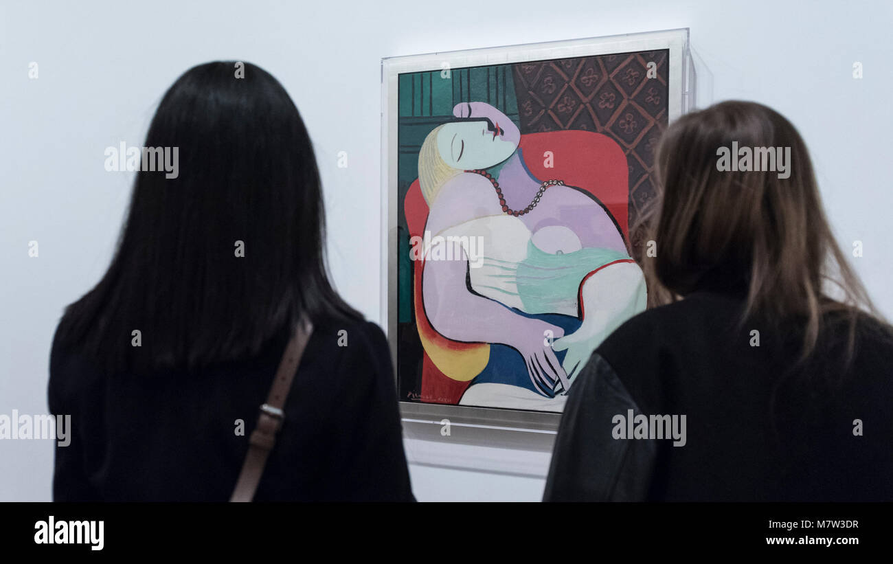 Londres, Royaume-Uni. 13 mars 2018. Les membres du public Voir 'le rêve (Le Reve)', 1932, par Pablo Picasso, à l'affiche au 'Picasso 1932 - L'amour, la gloire, la tragédie, la Tate Modern de la toute première exposition solo de l'œuvre de Pablo Picasso. Plus de 100 peintures, sculptures et oeuvres sur papier portant sur l'année 1932, une période charnière de la vie de Picasso, sont sur l'affichage 8 mars au 9 septembre 2018, dans l'un des spectacles les plus populaires de l'année à la Tate Modern. Crédit : Stephen Chung / Alamy Live News Banque D'Images