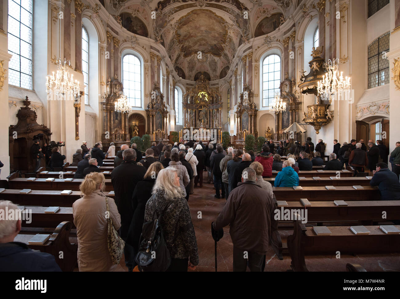 13 mars 2018, Mainz, Allemagne : les croyants de dire au revoir à la voiture-Cardinal Karl Lehmann, situé dans la région à l'église Saint-Augustin à Mayence. Les croyants ont l'occasion de dire au revoir cette semaines avant l'inhumation. Photo : Andreas Arnold/dpa Banque D'Images