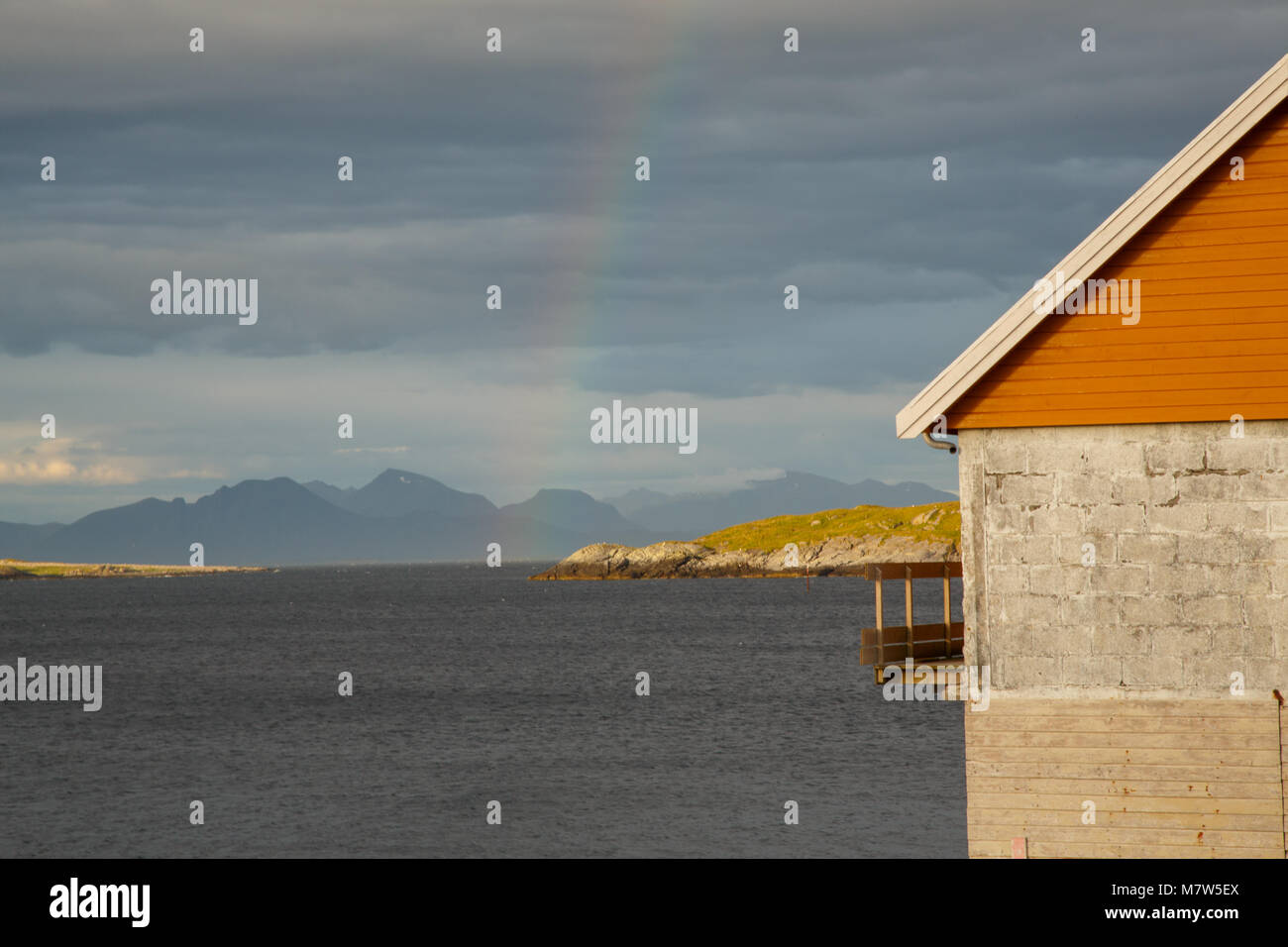 Maison Arc-en-ciel et orange avec vue sur l'océan sur l'île de l'AIIO, Norvège Banque D'Images