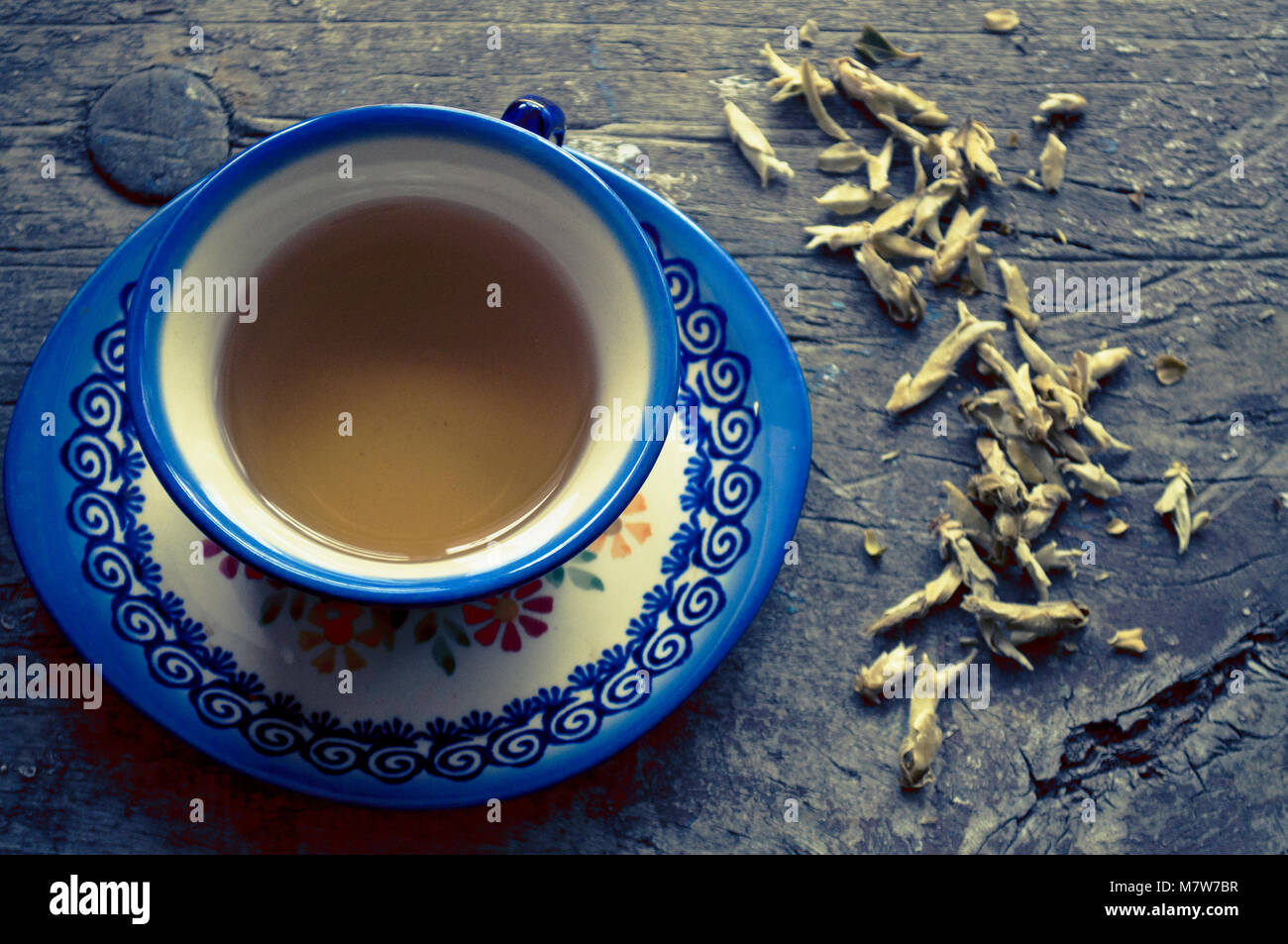 Libre de tasse de thé sur un fond de bois vintage Banque D'Images