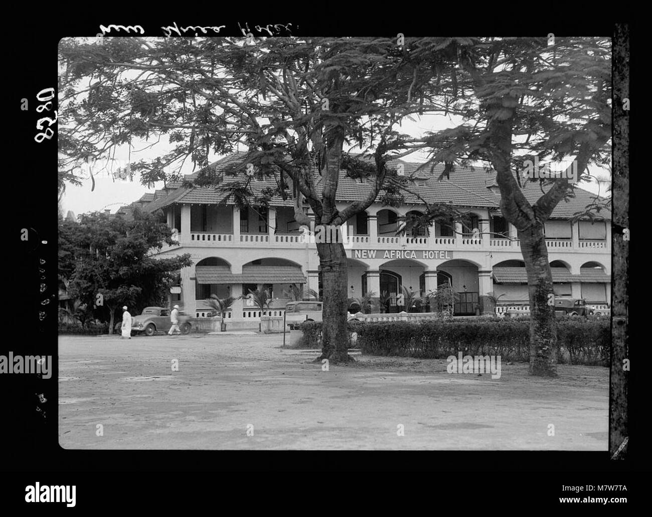 Une photographie du New Africa Hotel à Dar-es-Salem, Tanganyika, montrant la conception architecturale de l’hôtel et son importance en tant qu’établissement moderne en Afrique de l’est au XXe siècle. Banque D'Images