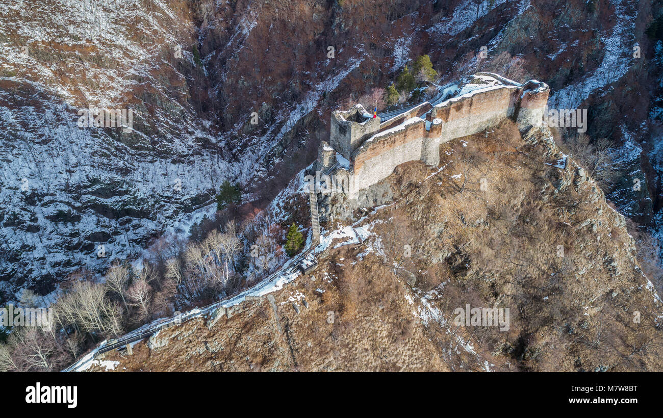 Vue aérienne de la forteresse de Poenari ruinée, Roumanie Banque D'Images