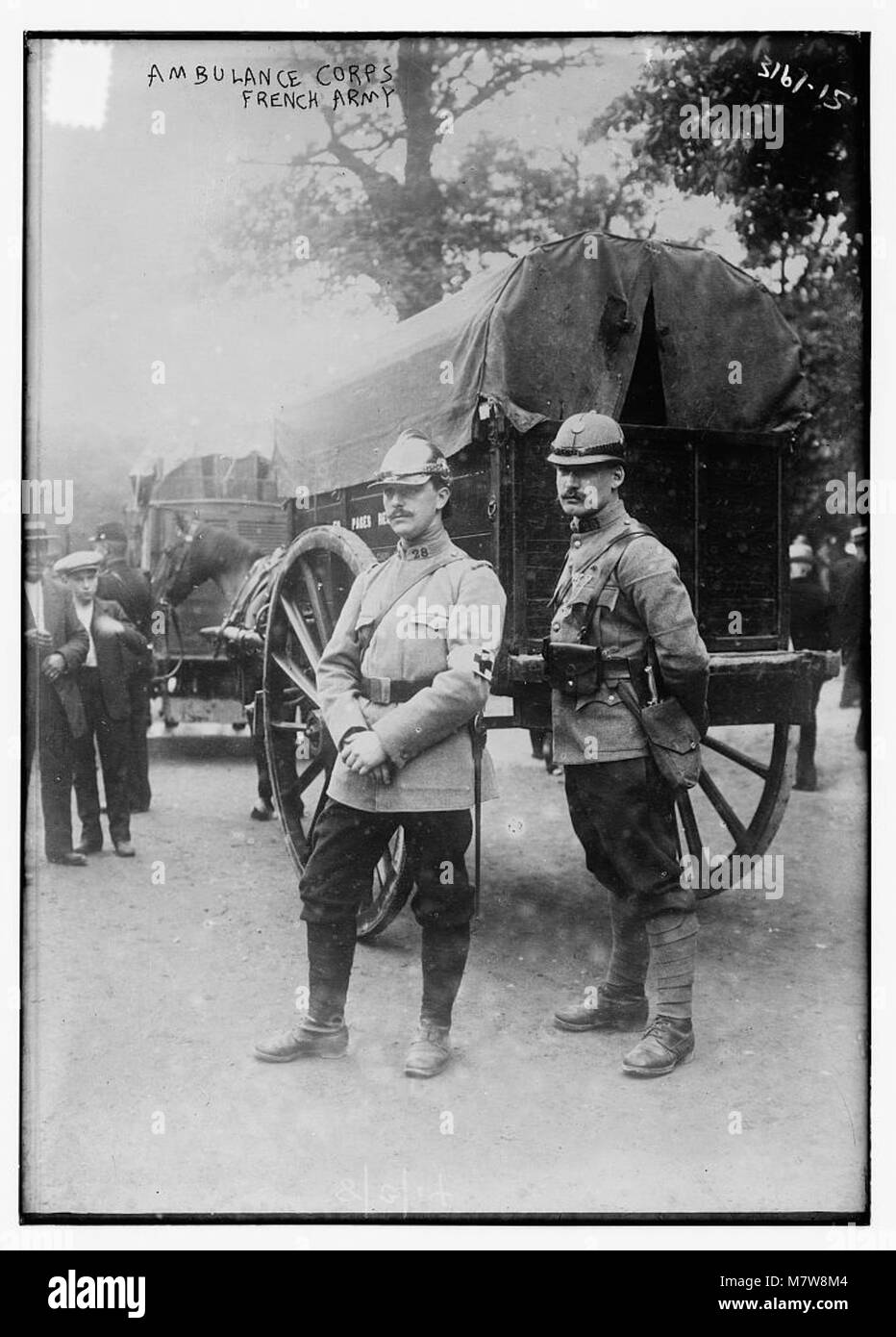 Le corps des ambulances de l’armée française, représenté dans cette image historique, a joué un rôle vital dans l’évacuation sanitaire et le soutien lors des opérations militaires. Banque D'Images