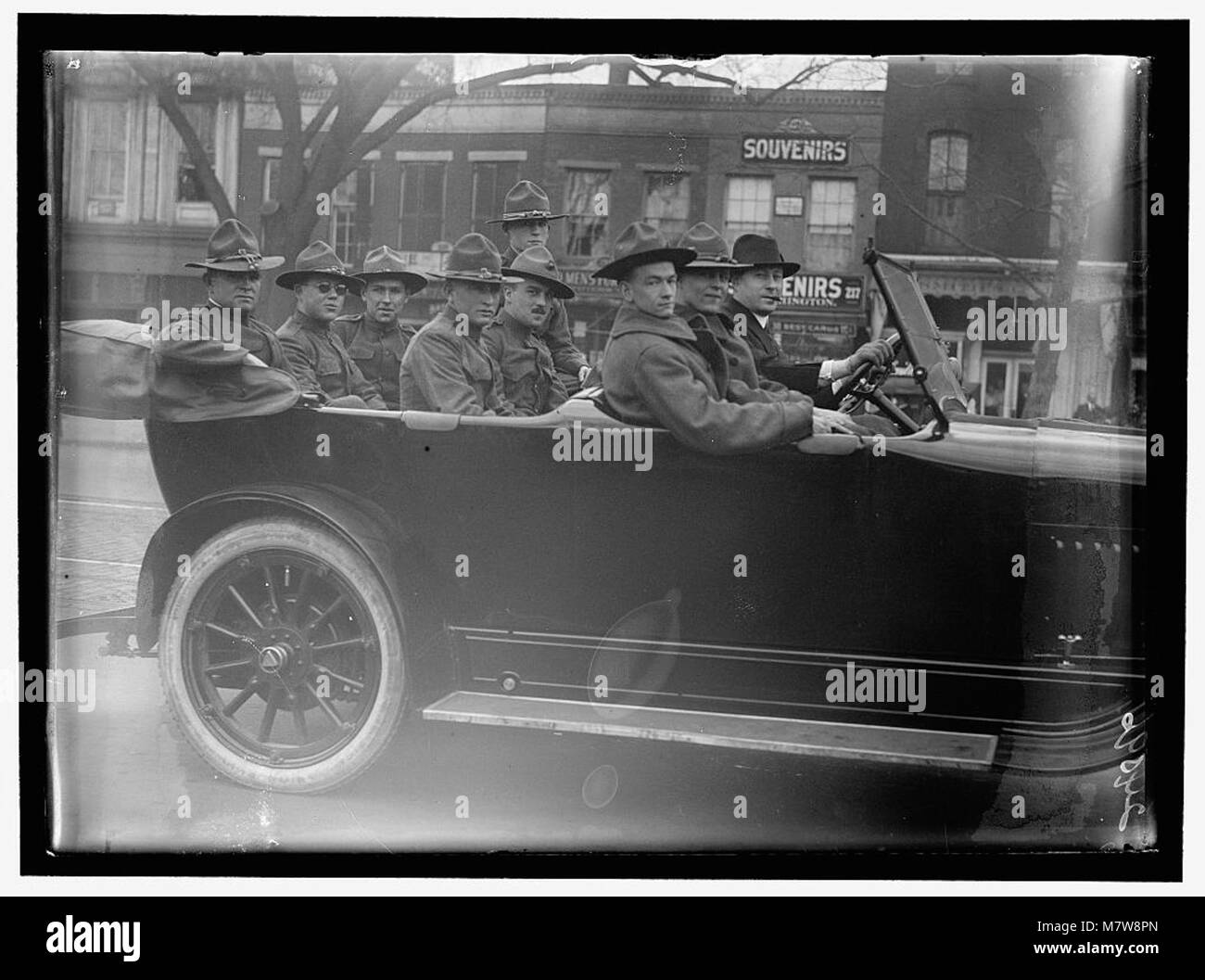 Armée, DES SOLDATS AMÉRICAINS EN VILLE DANS DES CAMIONS ET AUTOS RCAC2016869011 Banque D'Images