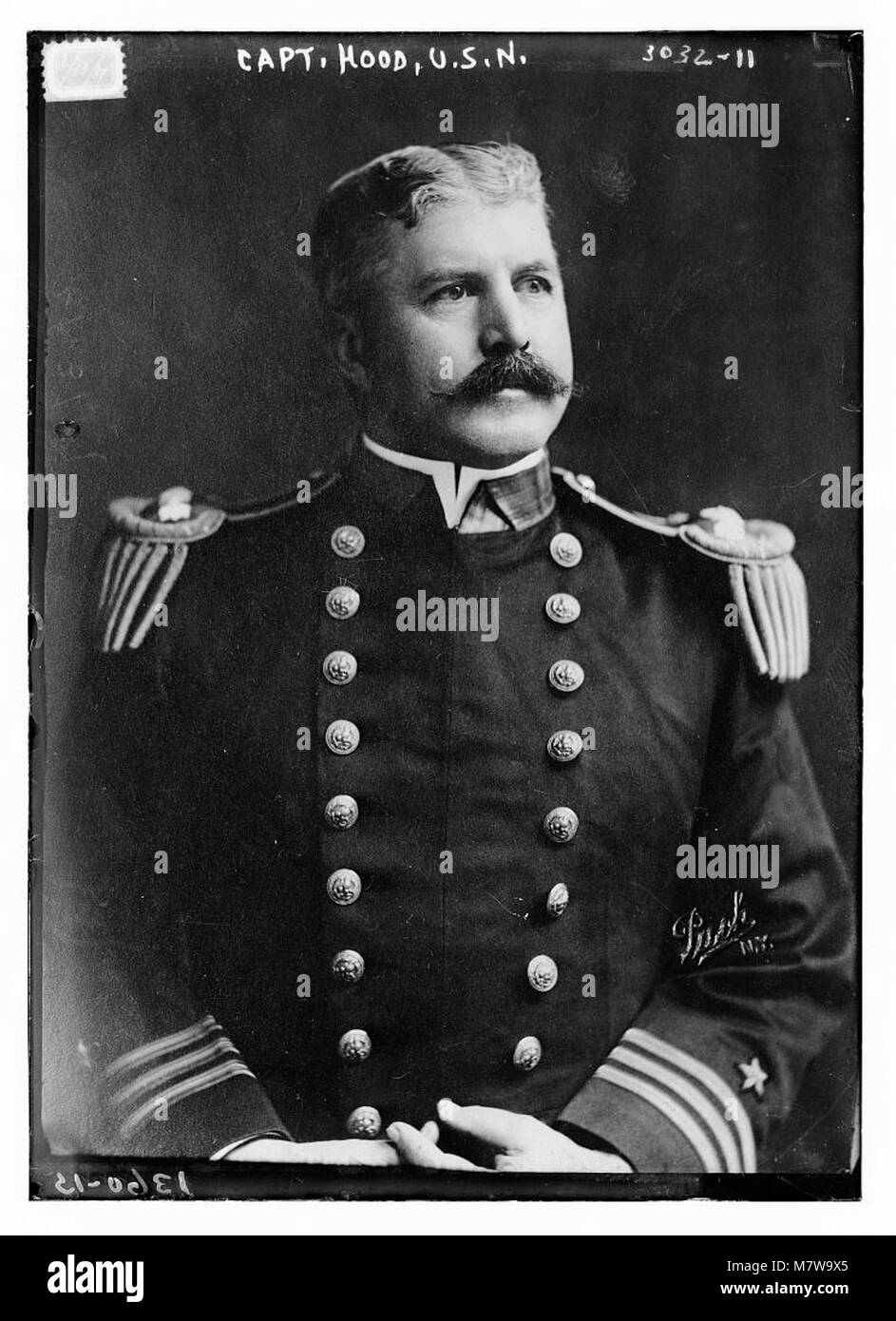 Un portrait du capitaine Hood de la marine américaine, mettant en vedette l'officier en tenue militaire complète. L'image reflète le leadership naval et le service pendant son temps. Banque D'Images