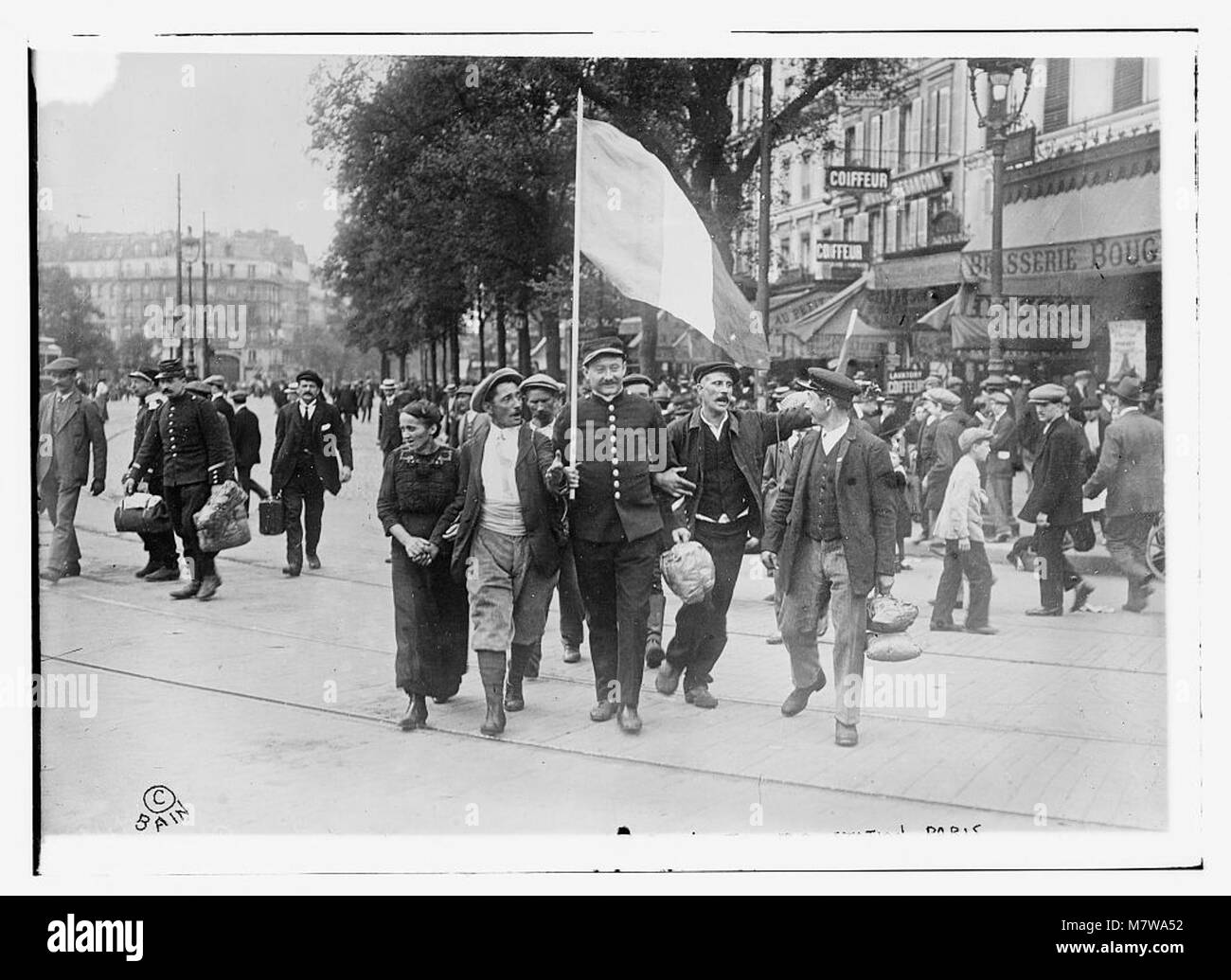 On voit des réservistes français, en uniforme, se rendre à la gare de Paris. Cette image illustre la mobilisation du personnel militaire en temps de guerre, probablement pendant la première Guerre mondiale Banque D'Images