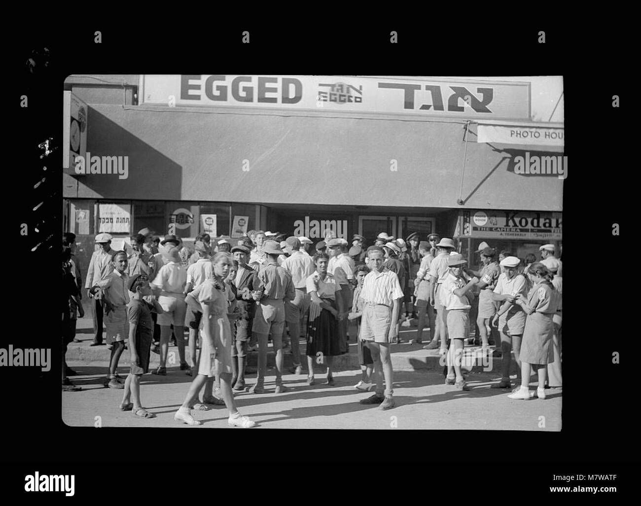Cette image montre de jeunes hommes juifs participant à une manifestation contre le Livre blanc palestinien le 18 mai 1939, devant un bureau de recrutement ou de recensement à Jérusalem. Banque D'Images