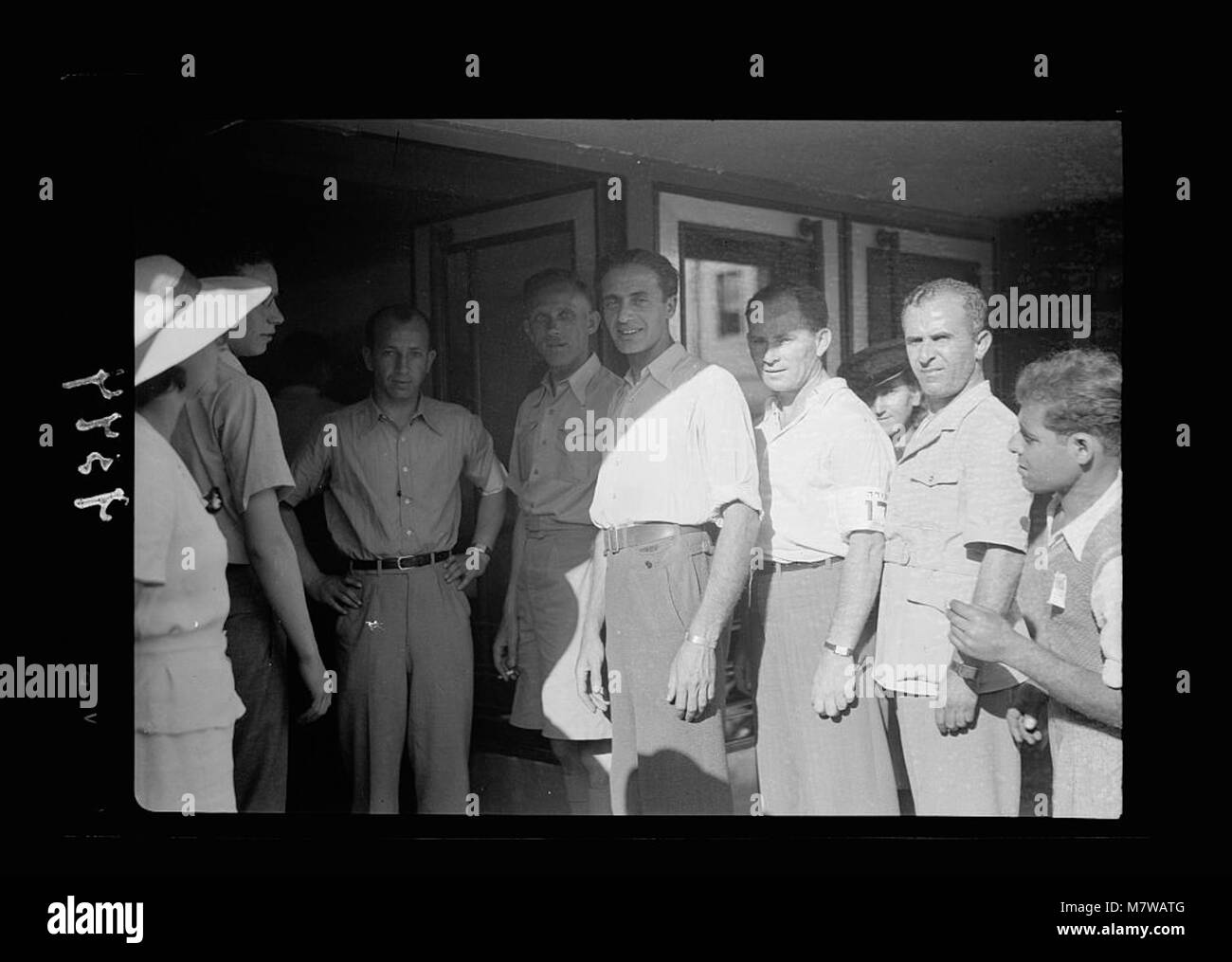 Manifestations juives contre le Livre blanc palestinien le 18 mai 1939, montrant des jeunes hommes rassemblés devant un bureau de recrutement ou de recensement à Jérusalem, soulignant l'activisme politique en réponse aux politiques britanniques en Palestine dans les années 1930 Banque D'Images