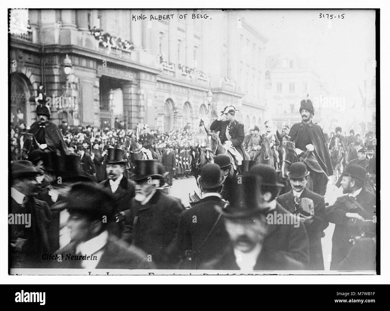 Portrait formel du roi Albert de Belgique, un monarque important connu pour son leadership pendant la première Guerre mondiale la photographie souligne son statut royal et son importance historique au début du XXe siècle. Banque D'Images