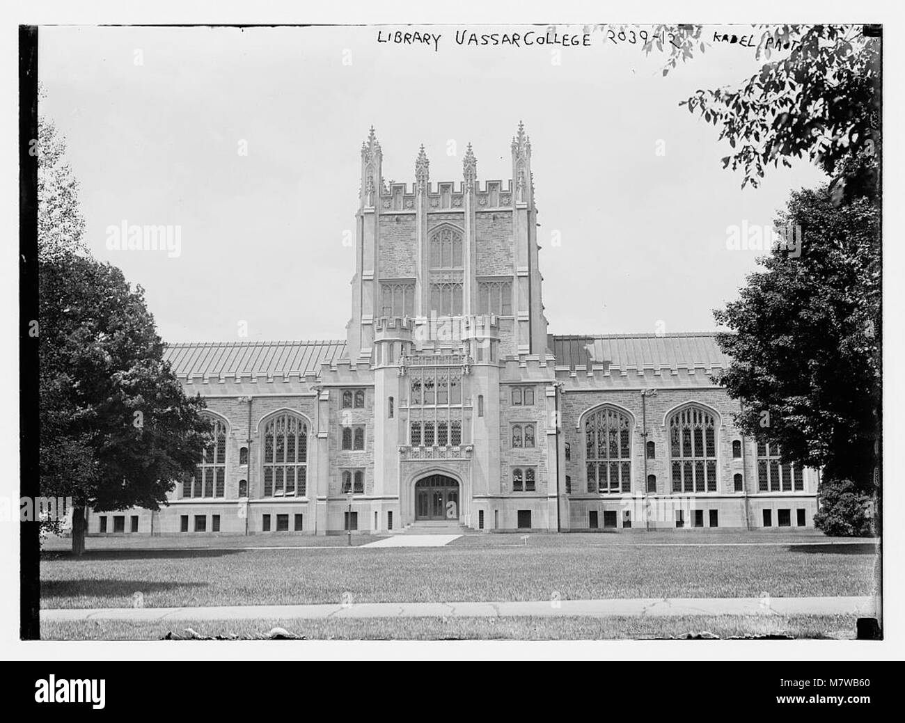 Cette image montre la bibliothèque du Vassar College, un collège privé d'arts libéraux à Poughkeepsie, New York, avec sa conception architecturale et son environnement académique. Banque D'Images