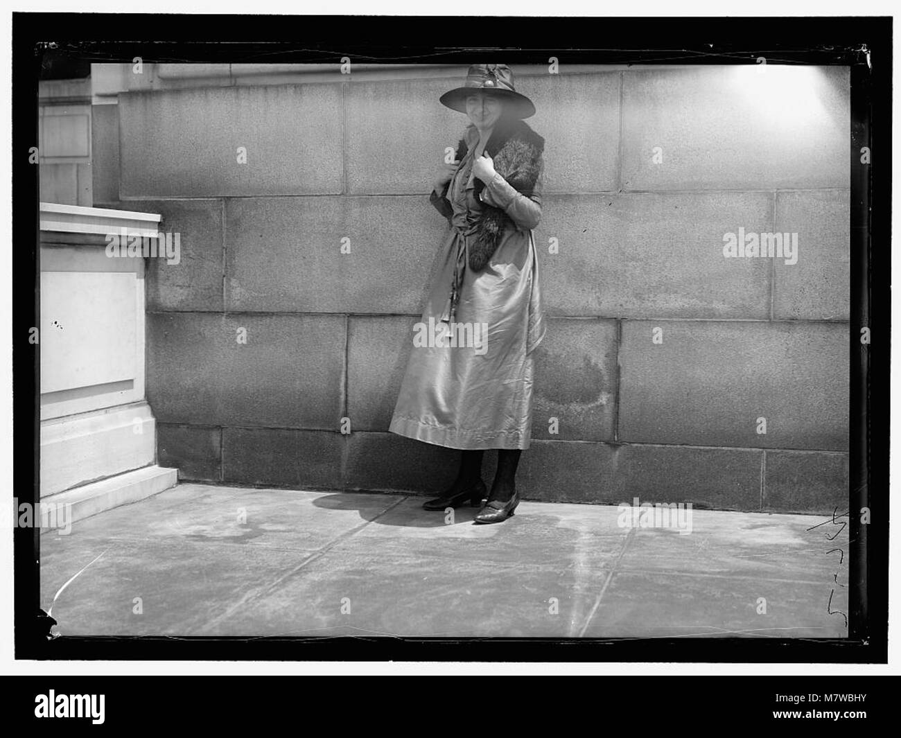Cette image montre des femmes travaillant dans des usines de munitions pendant la première Guerre mondiale, soulignant leur rôle essentiel dans l'effort de guerre. La participation des femmes dans l’industrie a augmenté de manière significative pendant les années de guerre. Banque D'Images
