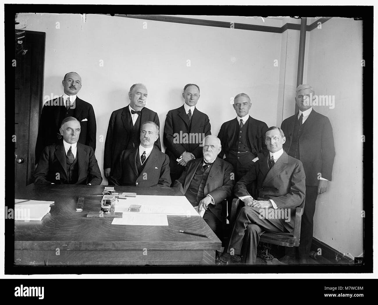 Conseil consultatif de fer. Comité permanent- HALE HOLDEN ; EDWARD CHAMBERS ; WALKER D. HINES ; JOHN BARTON PAYNE ; OSCAR E. PRIX. Assis- A.H. Smith ; JOHN SKELTON WILLIAMS ; HENRY WALTERS ; W.G. McADOO RCAC2016868847 Banque D'Images