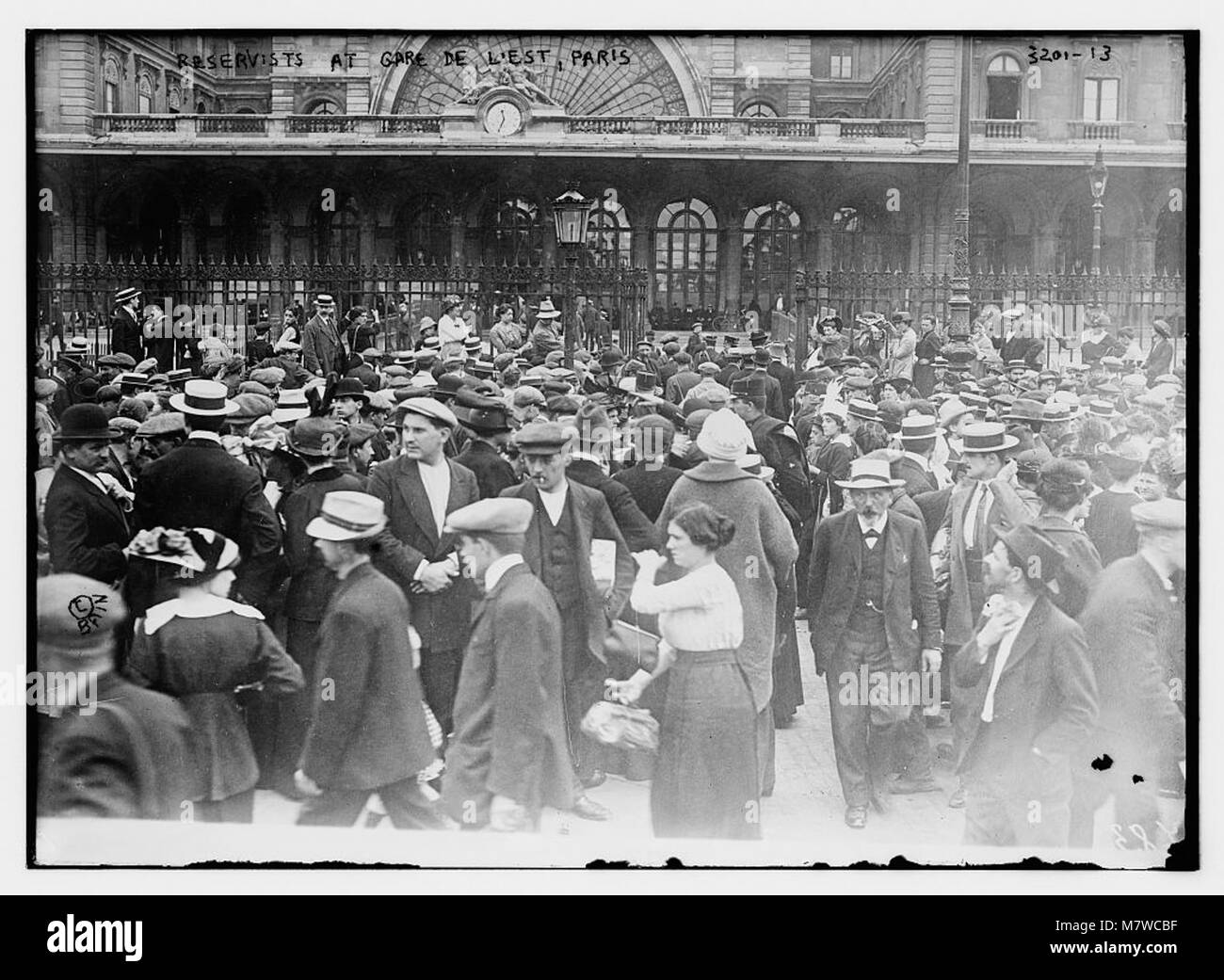 Des réservistes sont vus à la Gare de l’est à Paris, prêts à être déployés lors d’une mobilisation militaire, reflétant l’urgence et l’organisation de la préparation en temps de guerre en France. Banque D'Images