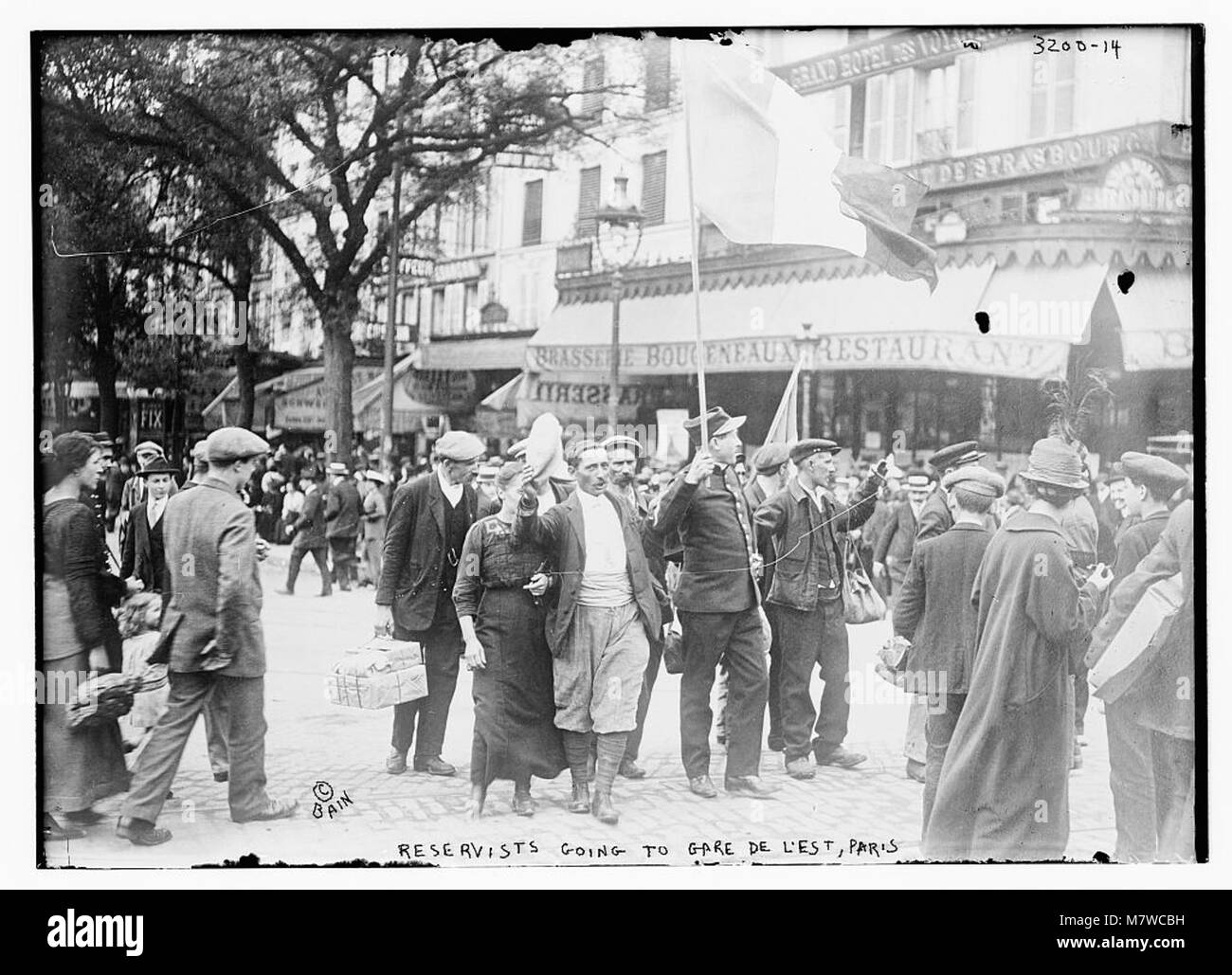 Cette photographie montre des réservistes militaires se rendant à la Gare de l'est à Paris, peut-être pendant la première Guerre mondiale. L'image capture un moment important de l'histoire militaire et du service public. Banque D'Images